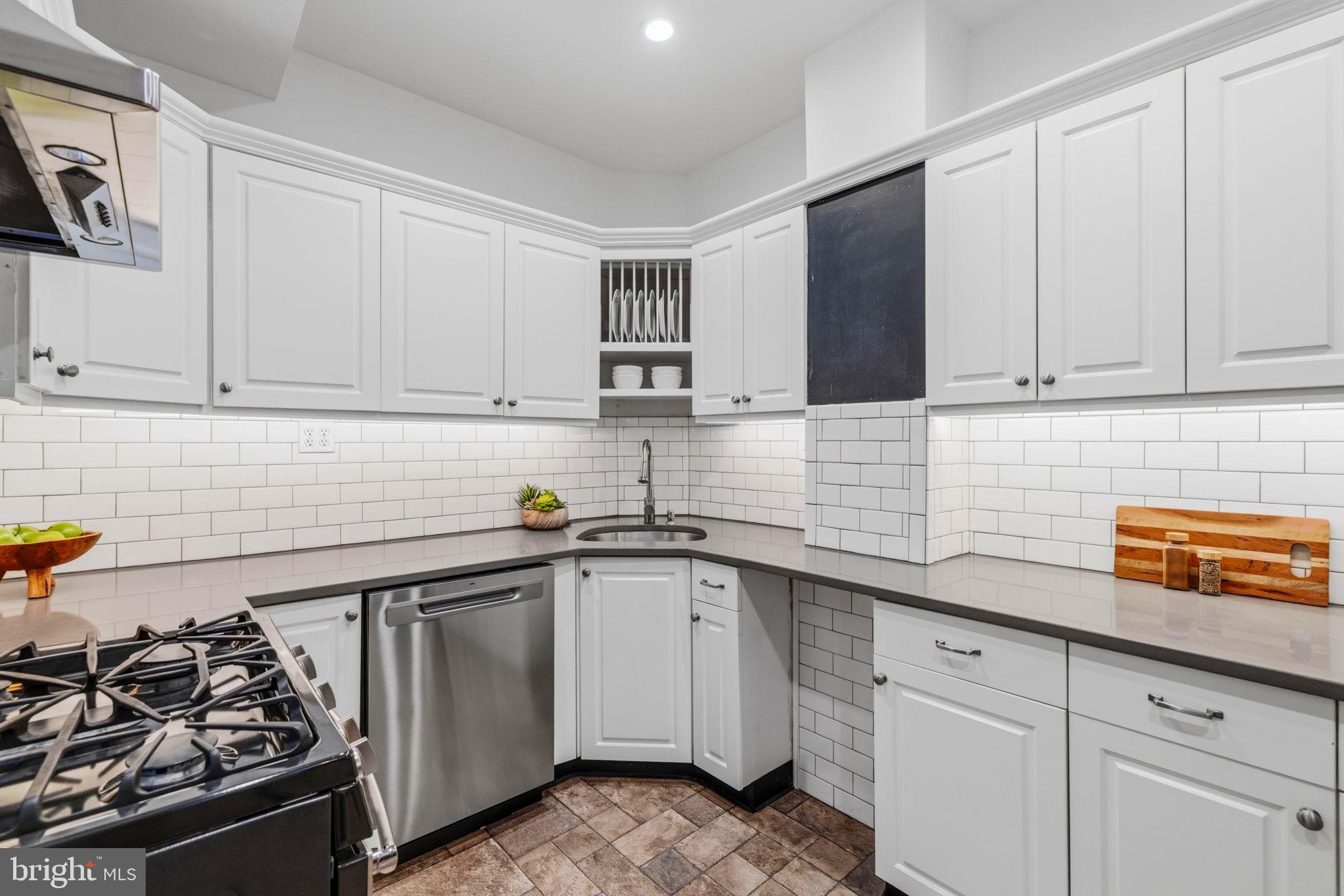 QUEEN VILLAGE - Residential