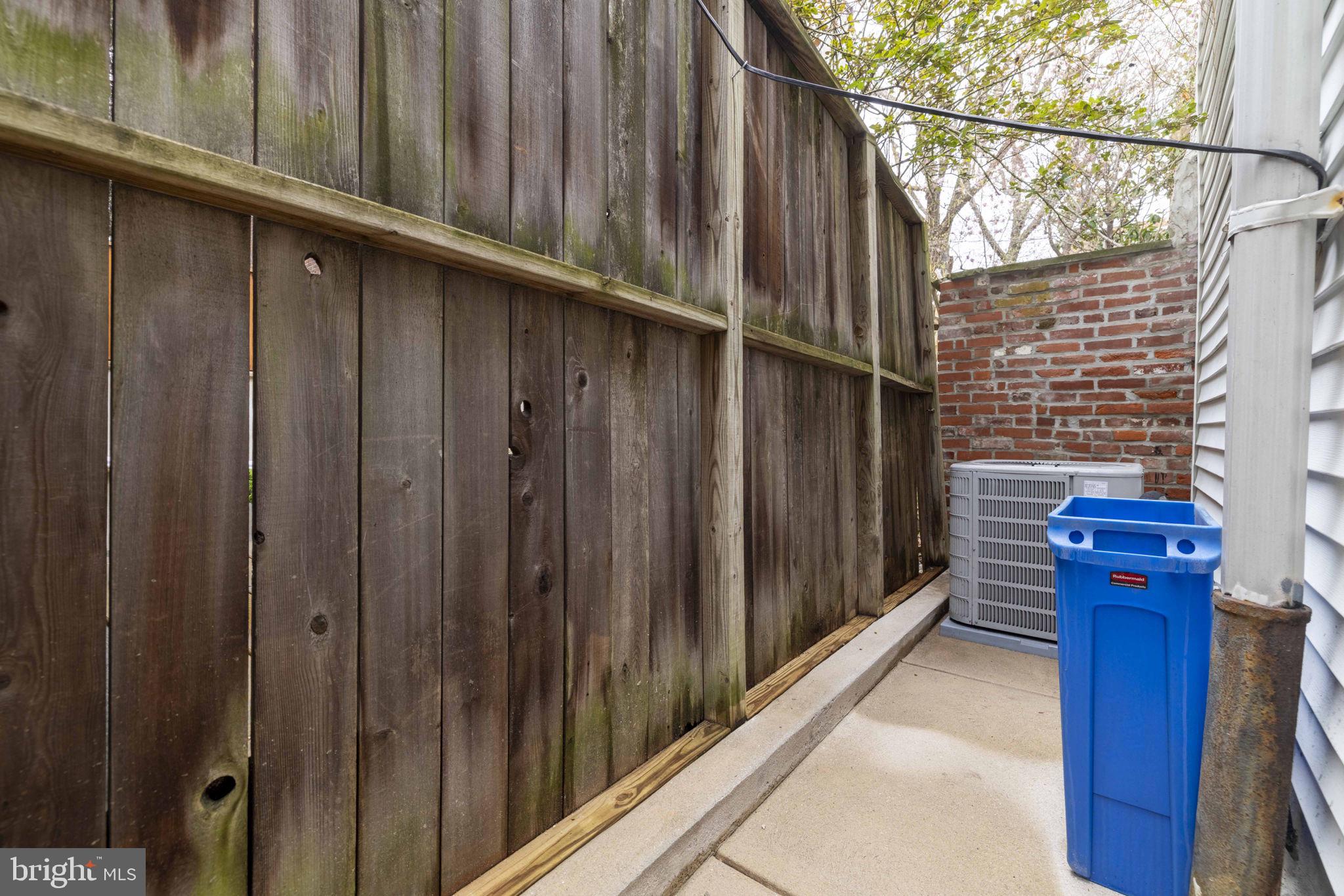 QUEEN VILLAGE - Residential