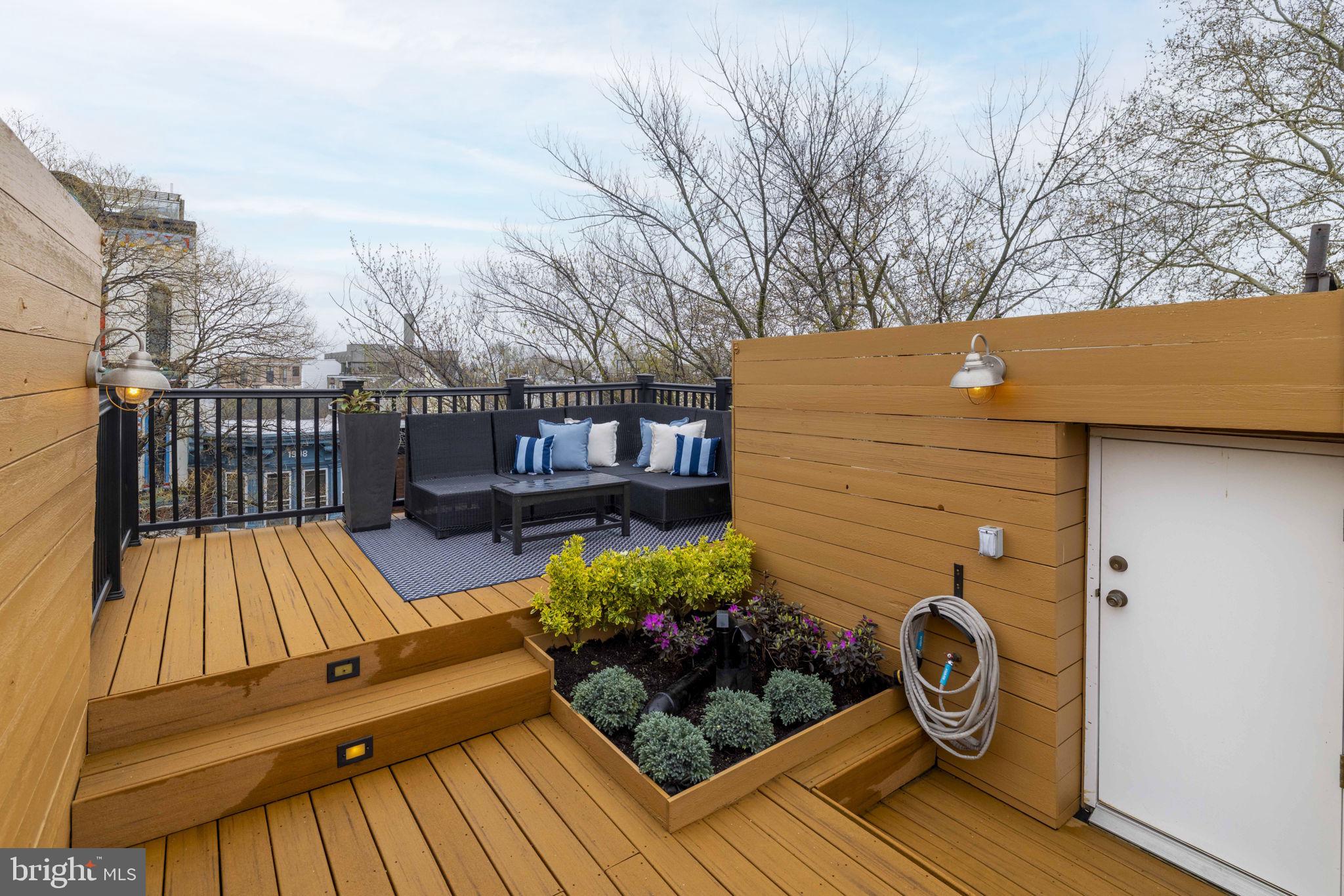 QUEEN VILLAGE - Residential