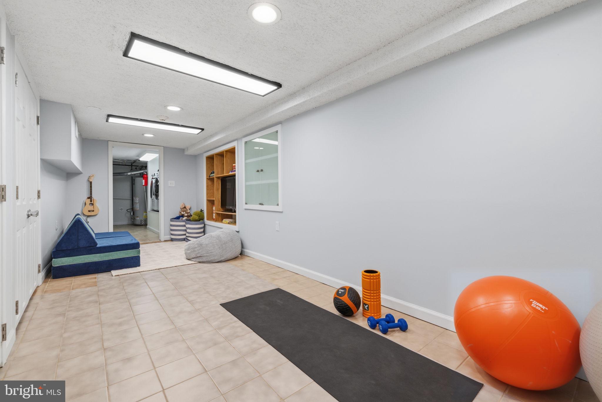 QUEEN VILLAGE - Residential