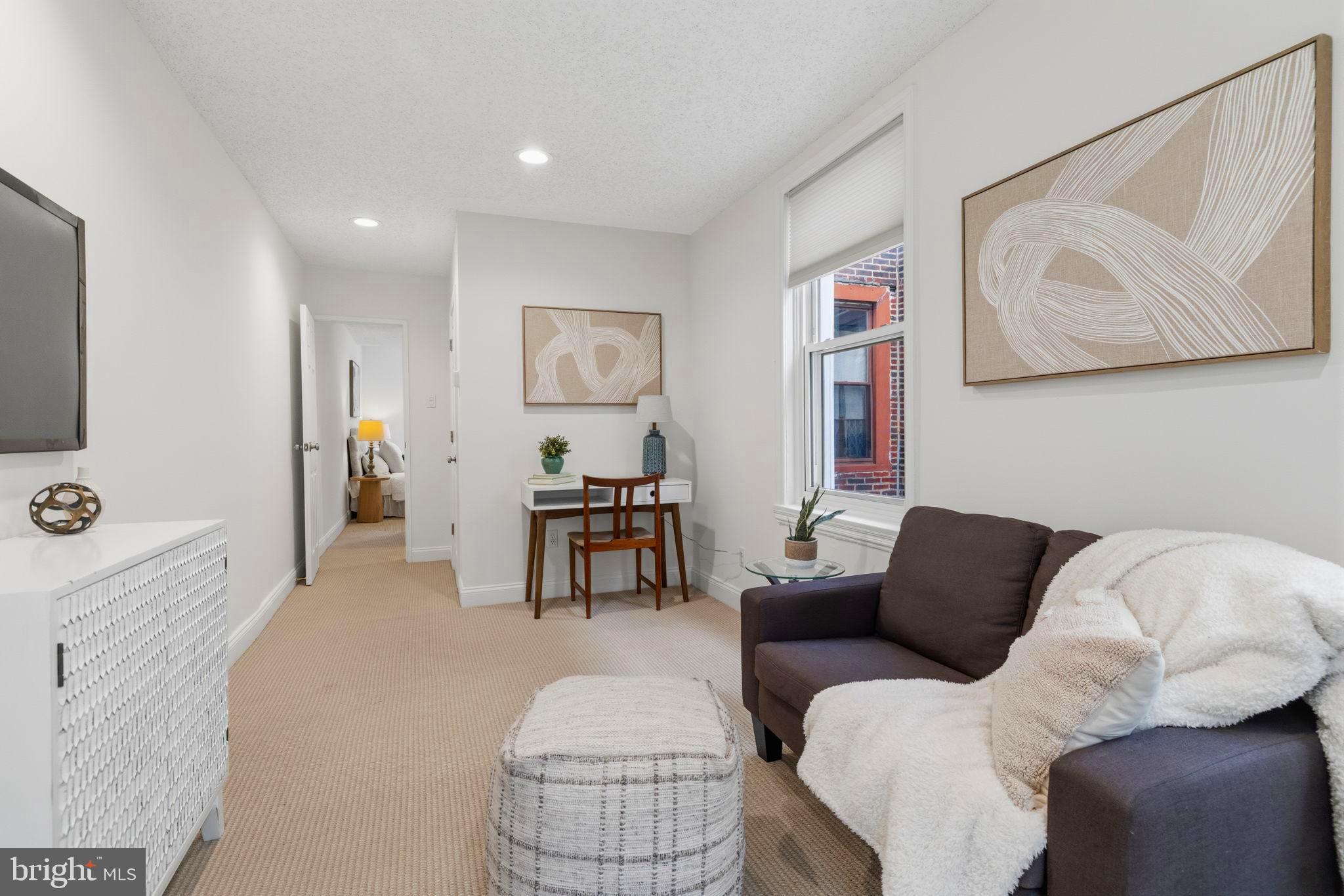 QUEEN VILLAGE - Residential