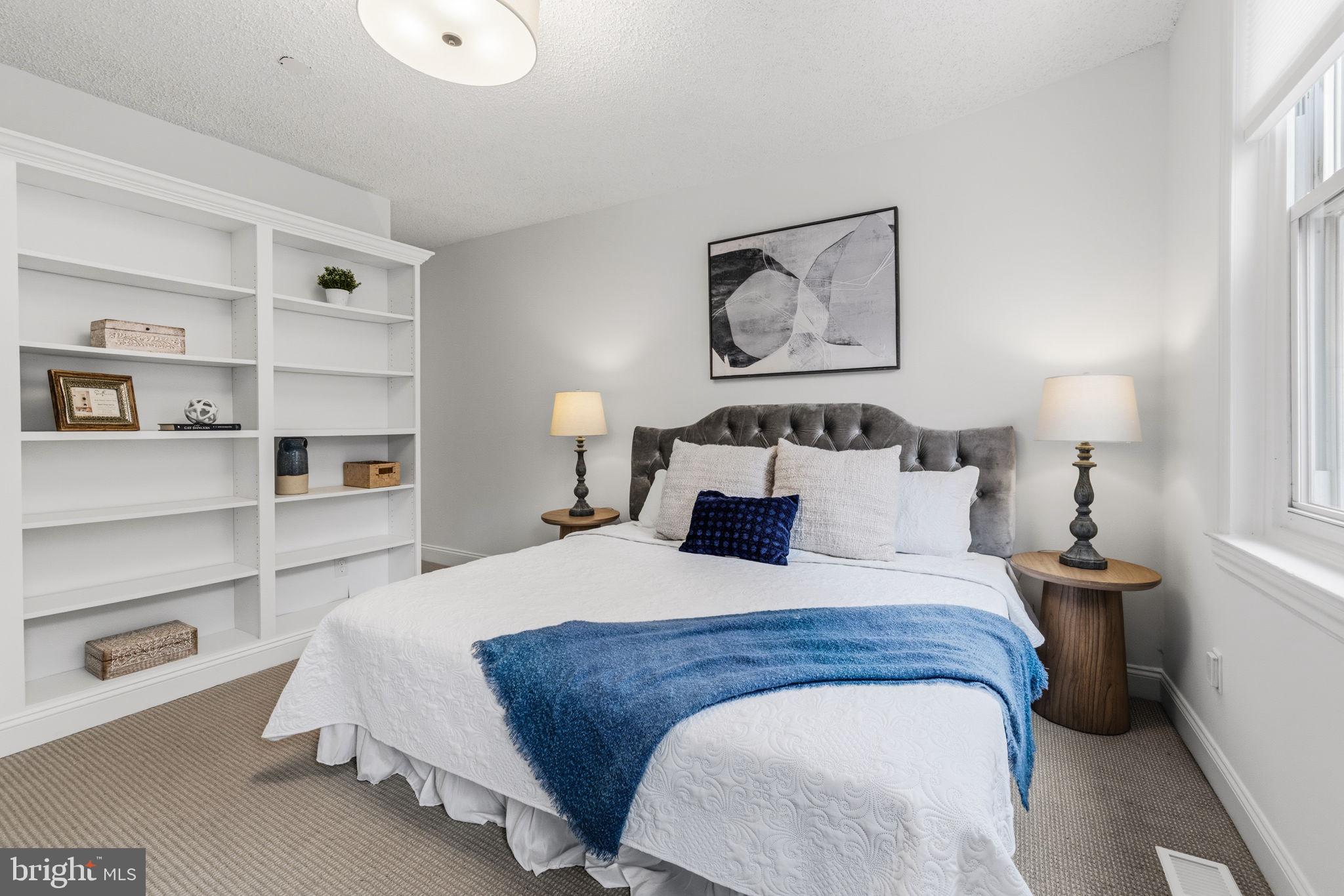 QUEEN VILLAGE - Residential