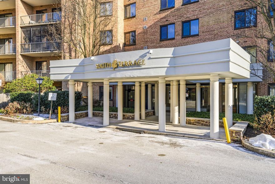 Lovely one bedroom condominium in the Oak Hill Community.  Spacious open floor plan, kitchen with breakfast area, great closet space, contemporary, washer/dryer, easy living in this Oak Hill Community. 
convenient to Transportation, walking trails. Oak Hill offers a community room, tennis and pickle ball courts, 
Light filled home ready to move right in...