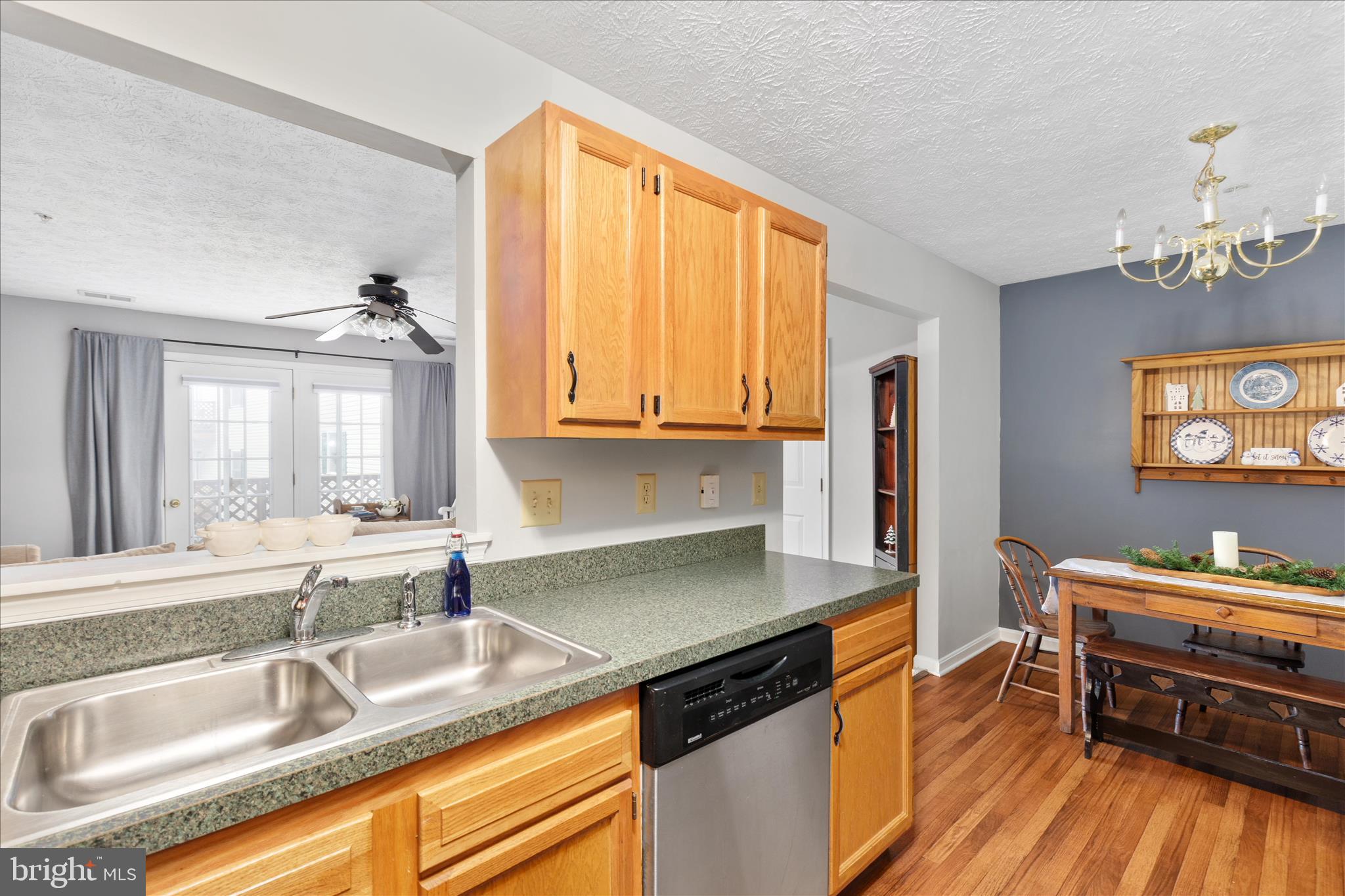 SIGNAL KNOB CONDOS - Residential