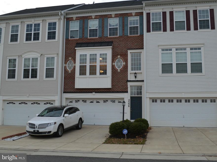Lovely townhome in beautiful River Oaks community--fresh paint, carpets professionally cleaned, 2 car garage, fireplace, lots of space to spread out. patio for entertaining in rear, 3 good sized rooms upstairs, Basement huge w/gas fireplace. Close to 95, Rt 1, schools, shopping, history.