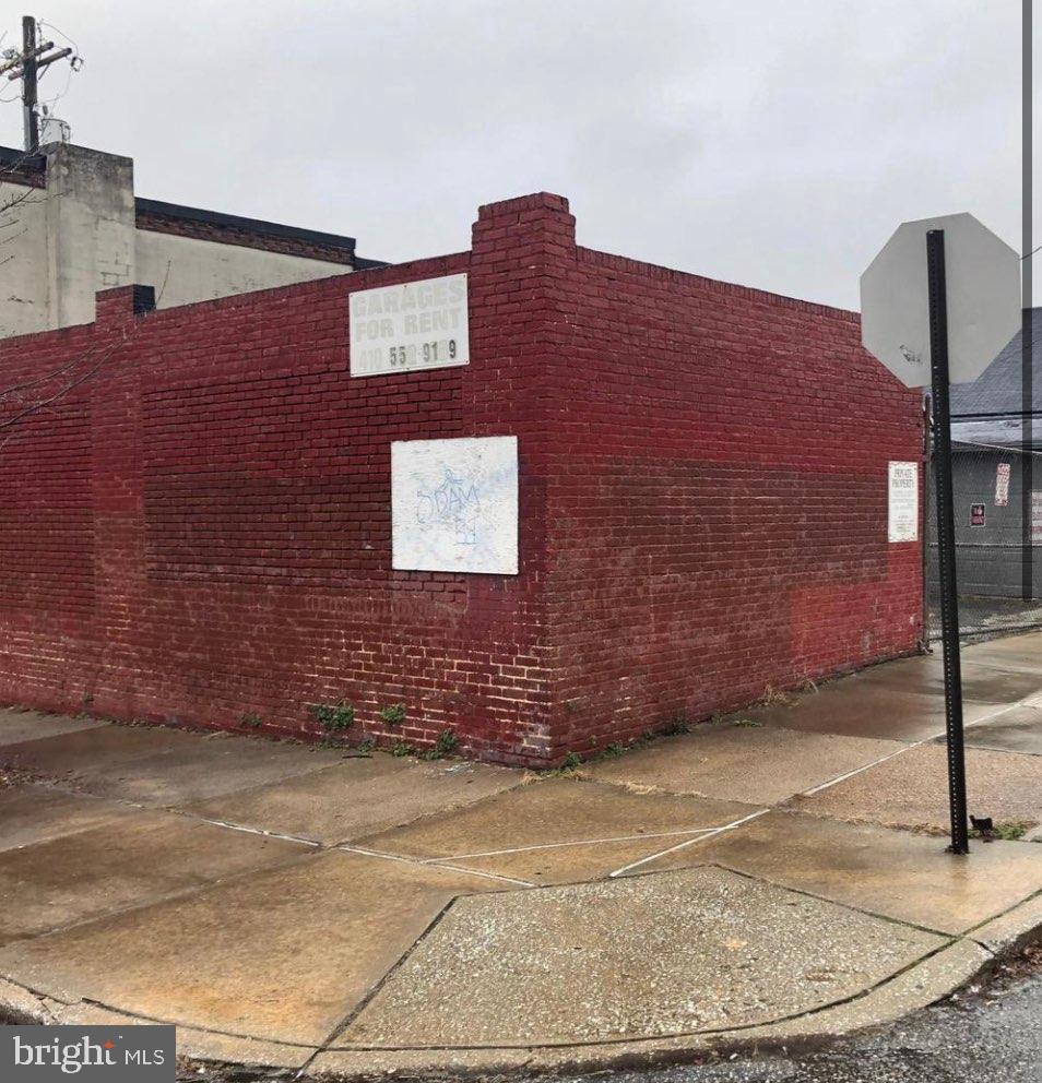 3202 E LOMBARD STREET