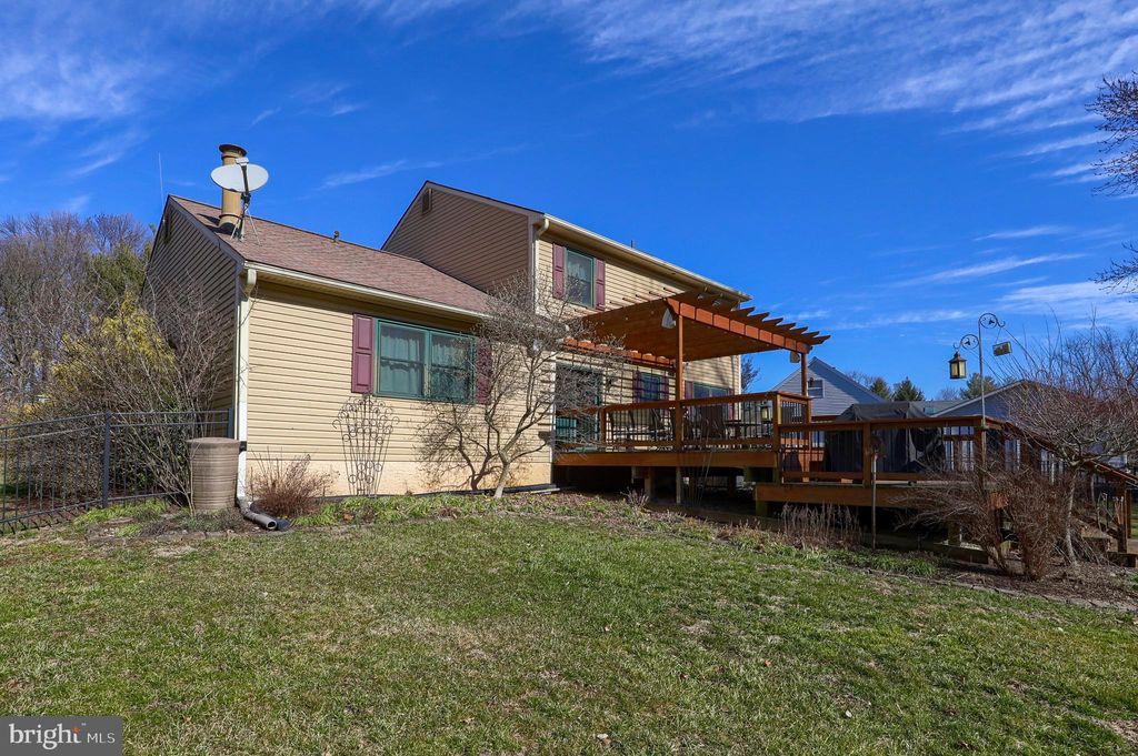 Photo of 20 WHITCRAFT DR, LITITZ, PA 17543 (MLS # PALA2030692)