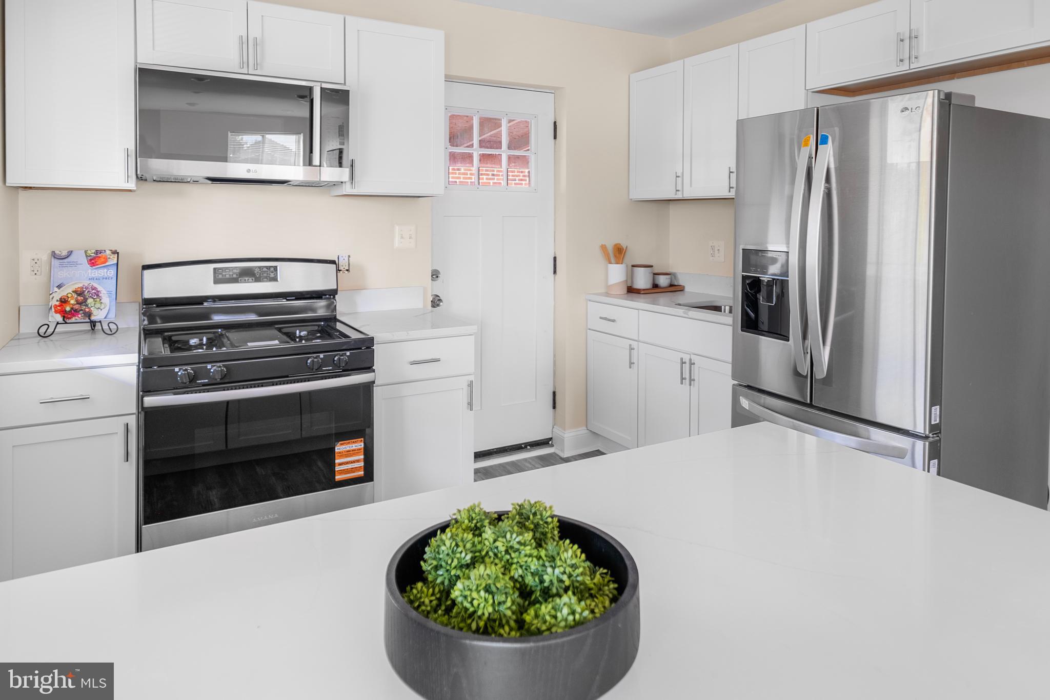 GLASSMANOR - Residential Lease