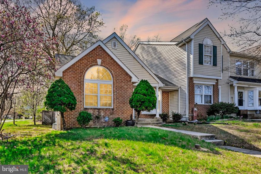 End of group with over 2000 square feet of space.  Front Kitchen with Bay window, Open Living room with vaulted ceilings & fireplace.  Dining Rm with built-ins, & Main Floor Primary Bedroom with En-suite Bath.
Upper level has 2 Bedrooms & Full Bath while Lower Level boast a huge Familty Rm , Half Bath, big Storage Rm with shelving, and the Utility Rm.  Big Backyard perfect for Summer Cookouts.