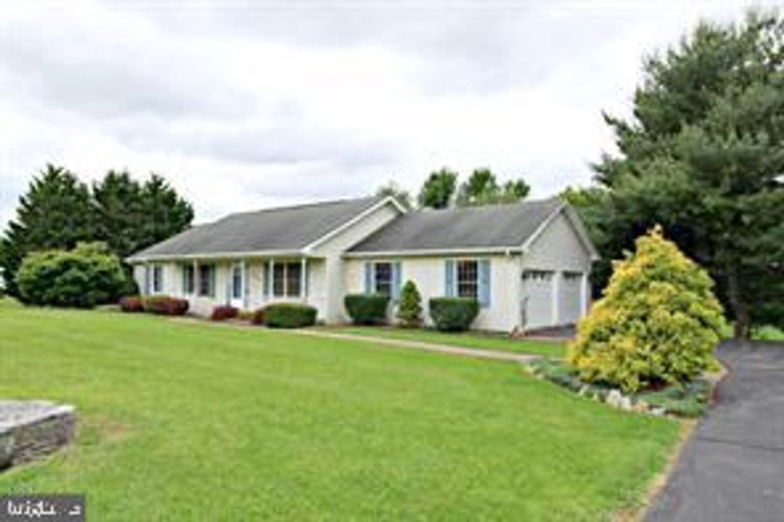 Wonderful Move in ready home with a 1.49 acre lot and huge fenced backyard. Seller is offering a 5000
allowance for painting and updating and offering a home warranty to make this great home perfect move in ready. Side entry 2 car garage and huge driveway. 100 percent loans on  this home!!!