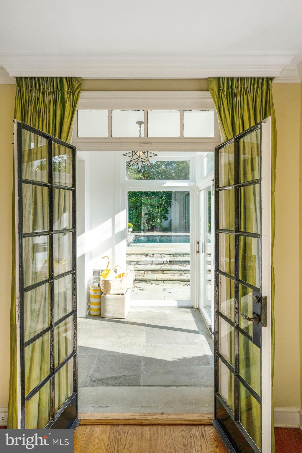 CHESTNUT HILL - Residential