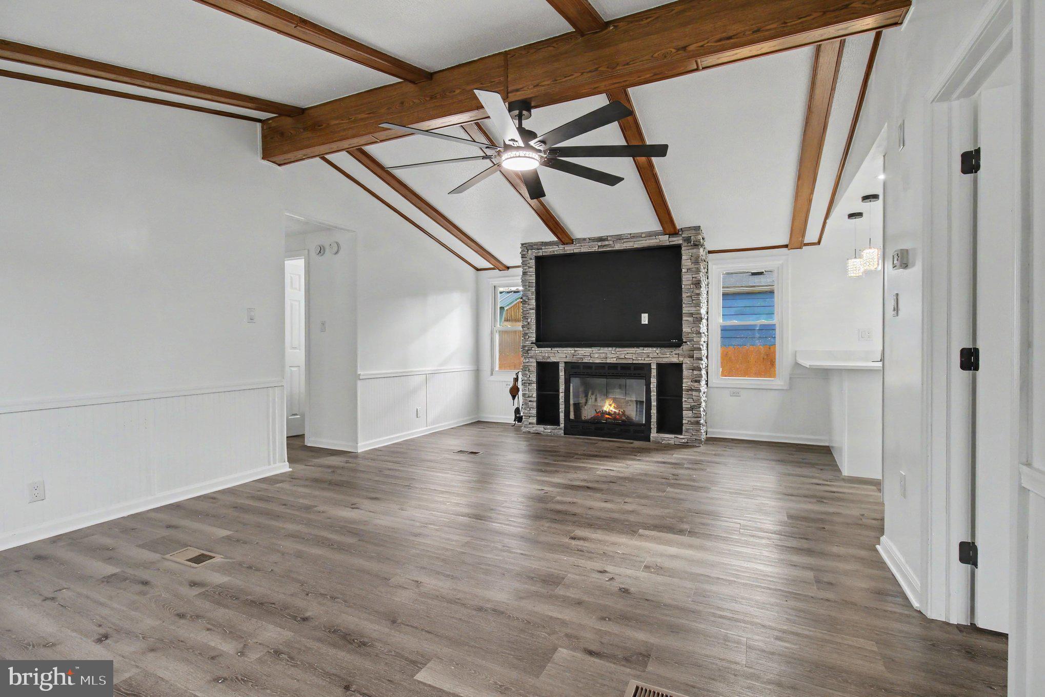 606 RED OAK DRIVE