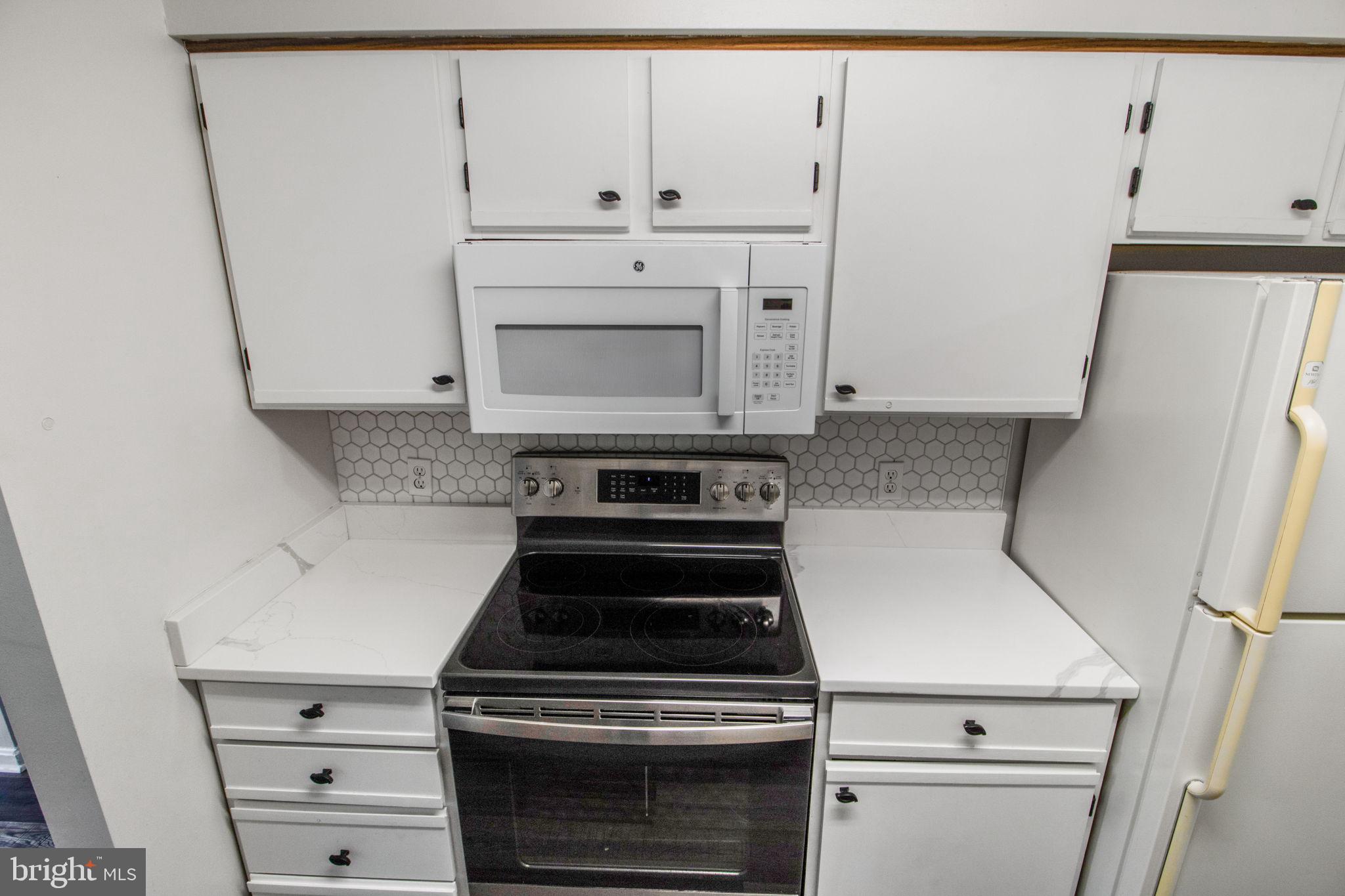 VILLAGE OF MONTGOMERY RUN - Residential Lease