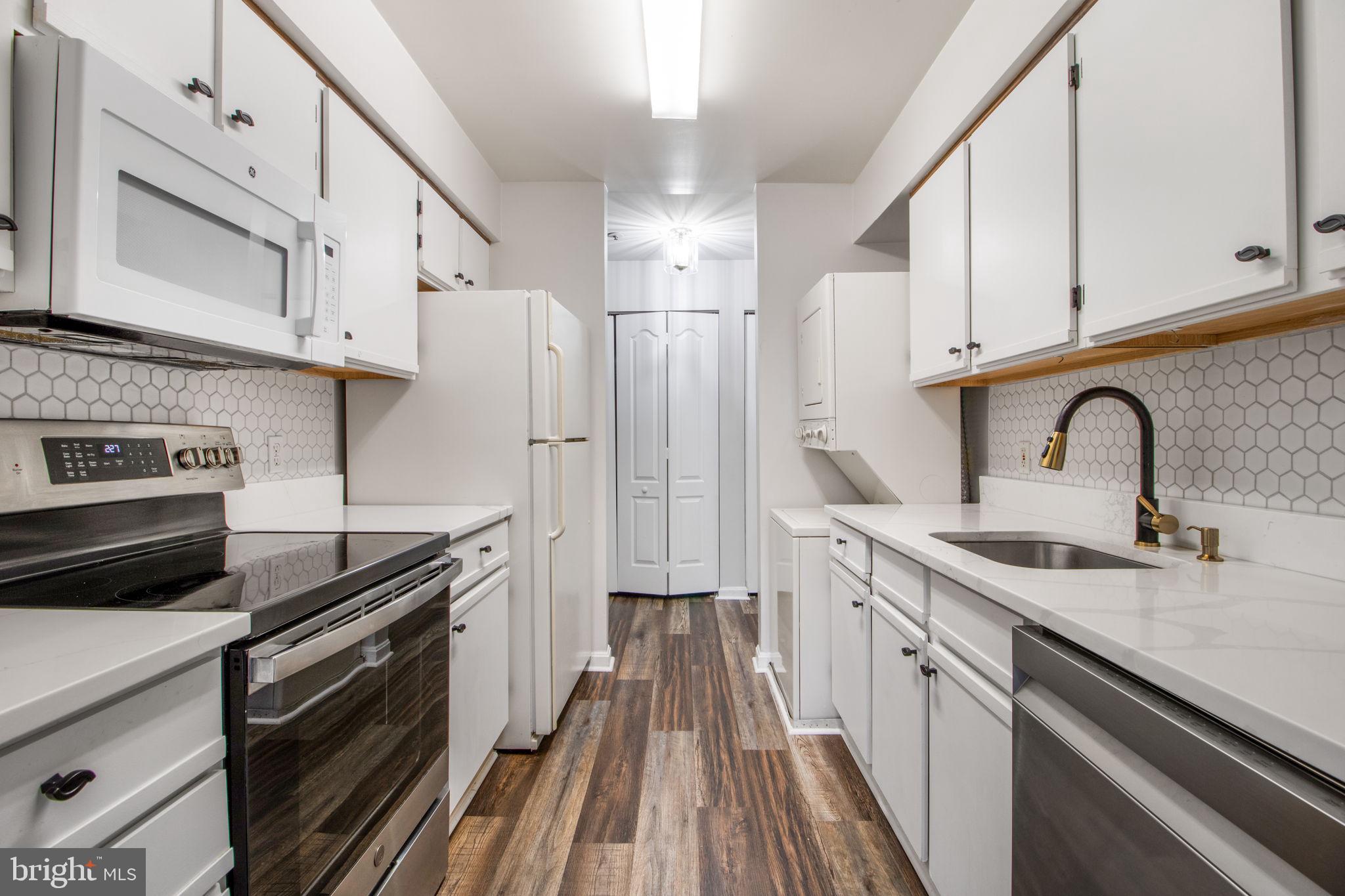 VILLAGE OF MONTGOMERY RUN - Residential Lease