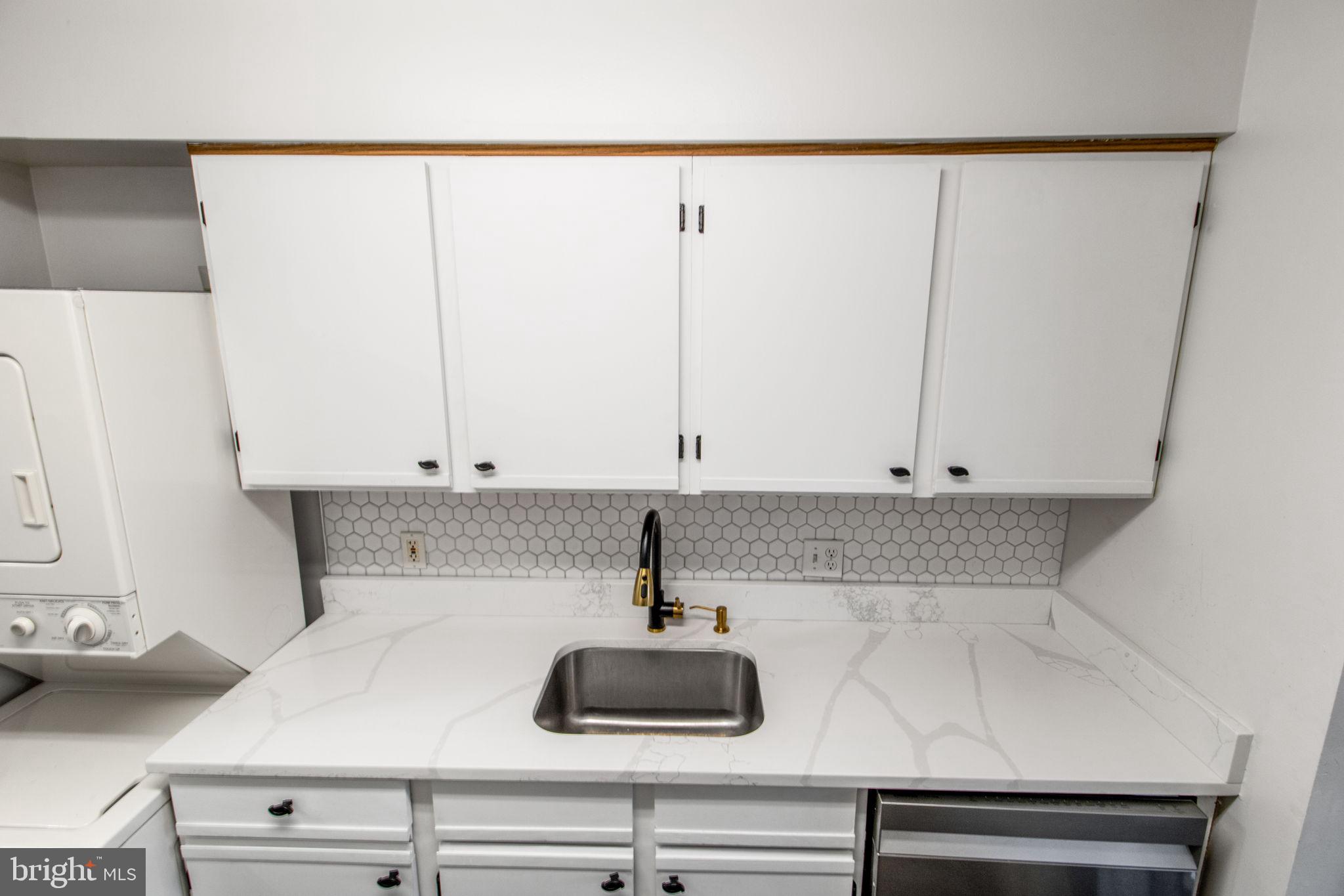 VILLAGE OF MONTGOMERY RUN - Residential Lease