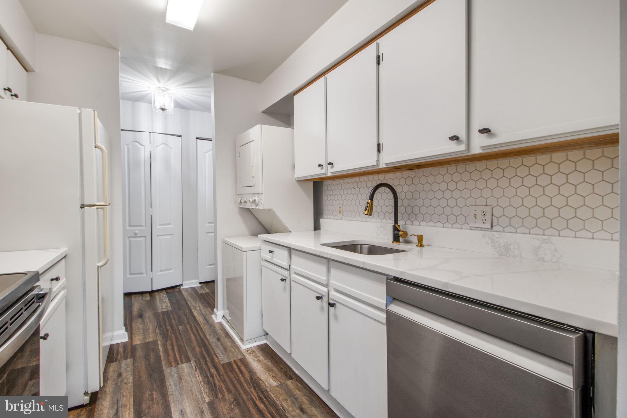 VILLAGE OF MONTGOMERY RUN - Residential Lease