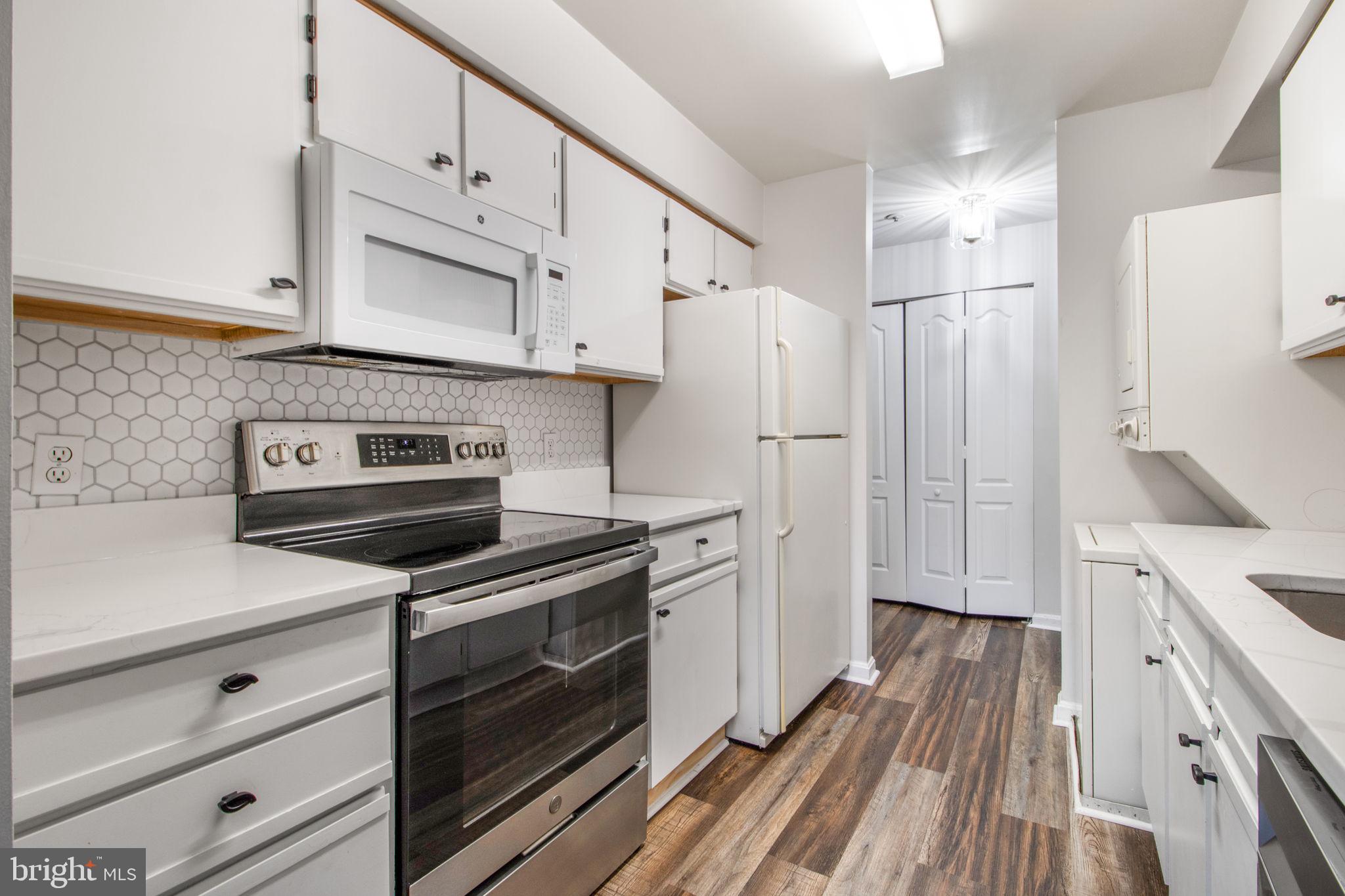 VILLAGE OF MONTGOMERY RUN - Residential Lease