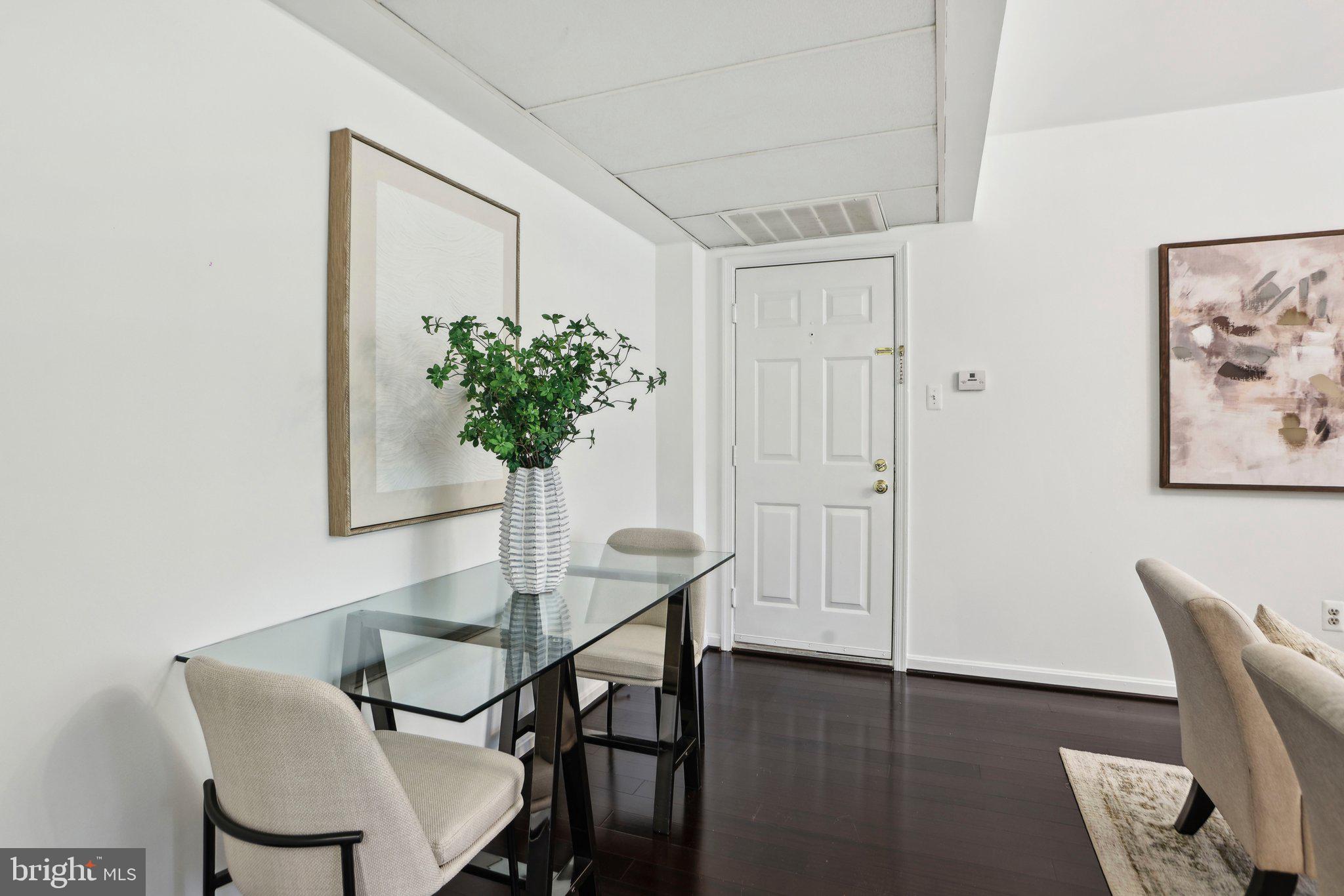 COLONIAL VILLAGE - Residential