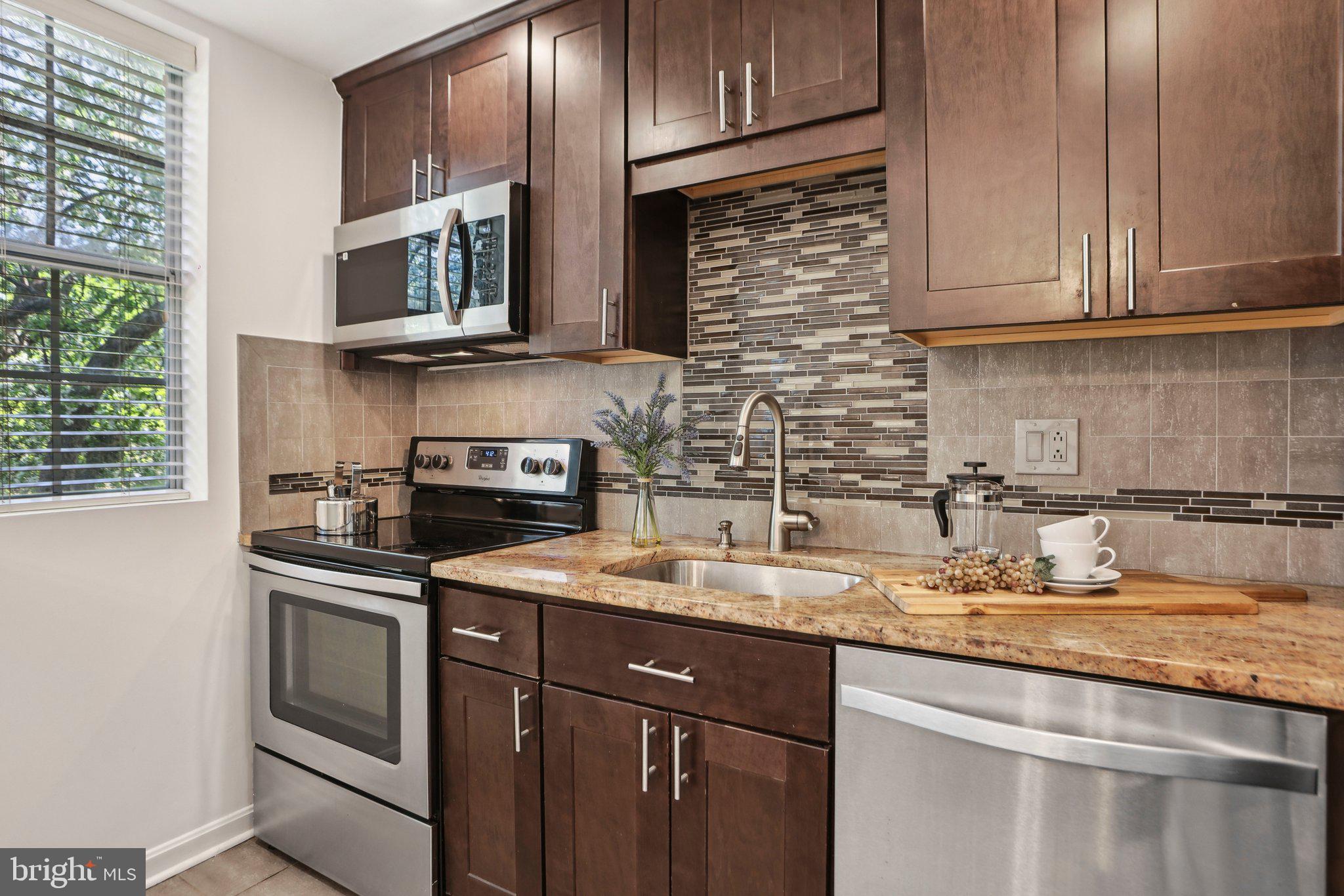 COLONIAL VILLAGE - Residential