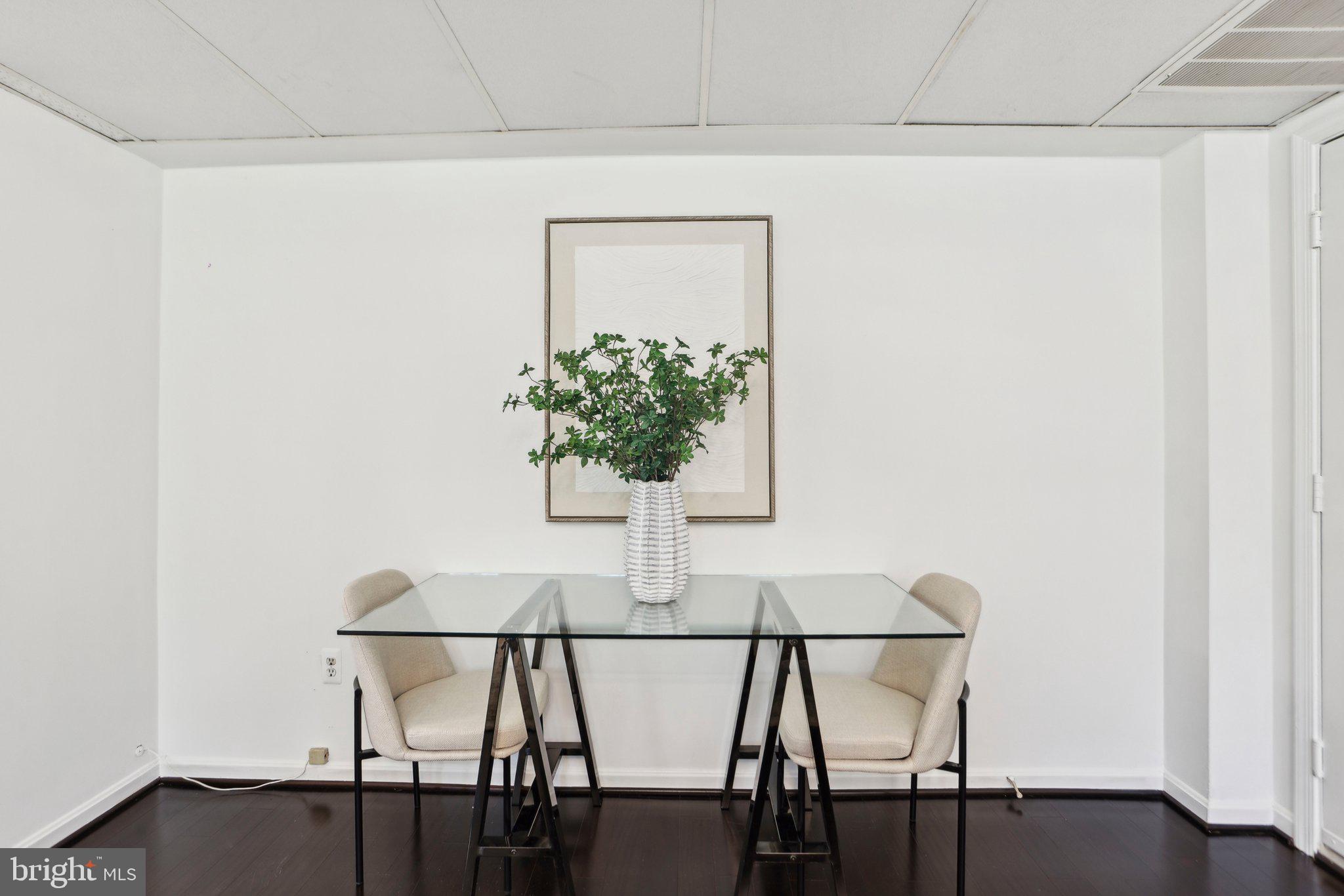 COLONIAL VILLAGE - Residential