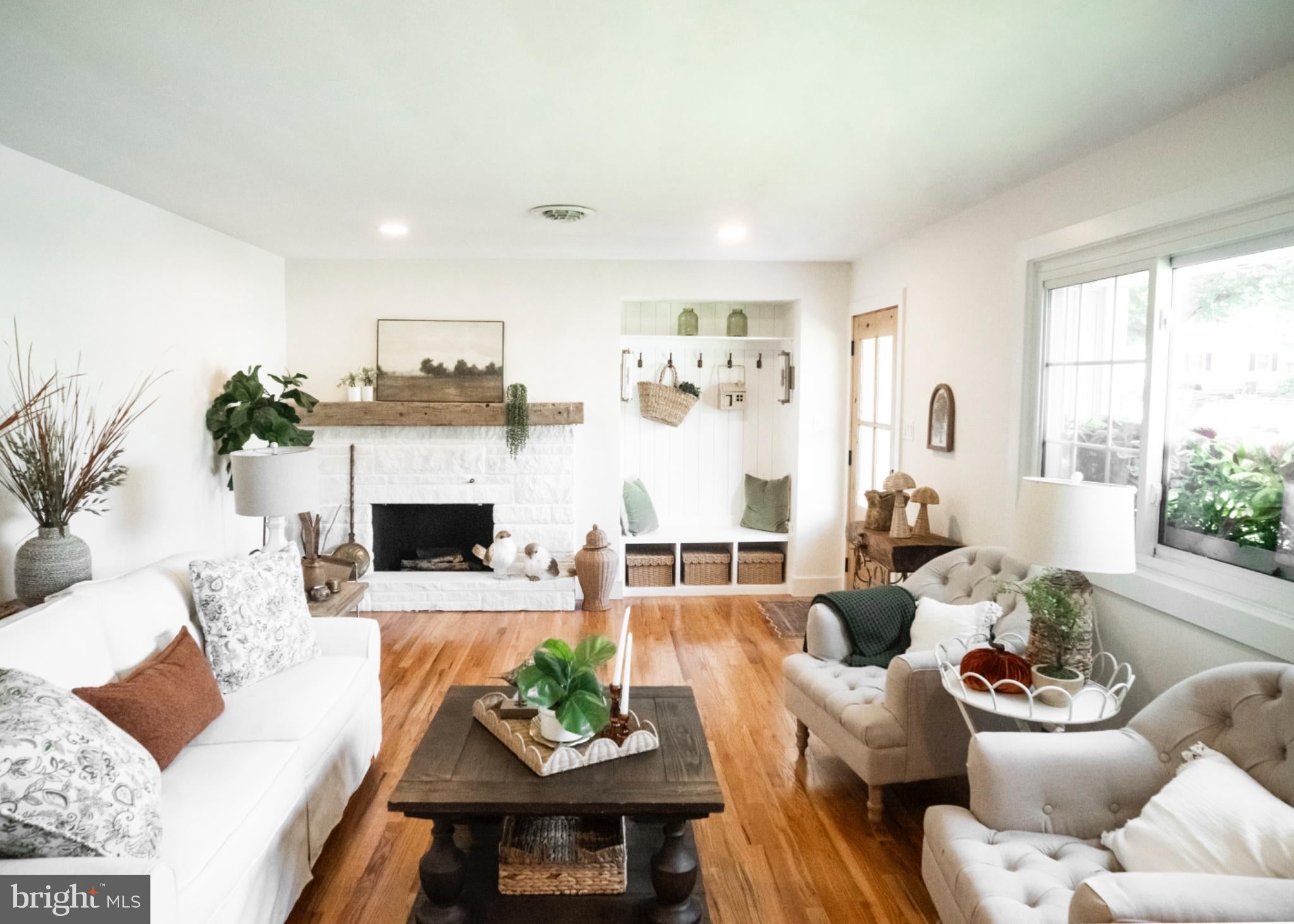 180 W CAREN DRIVE