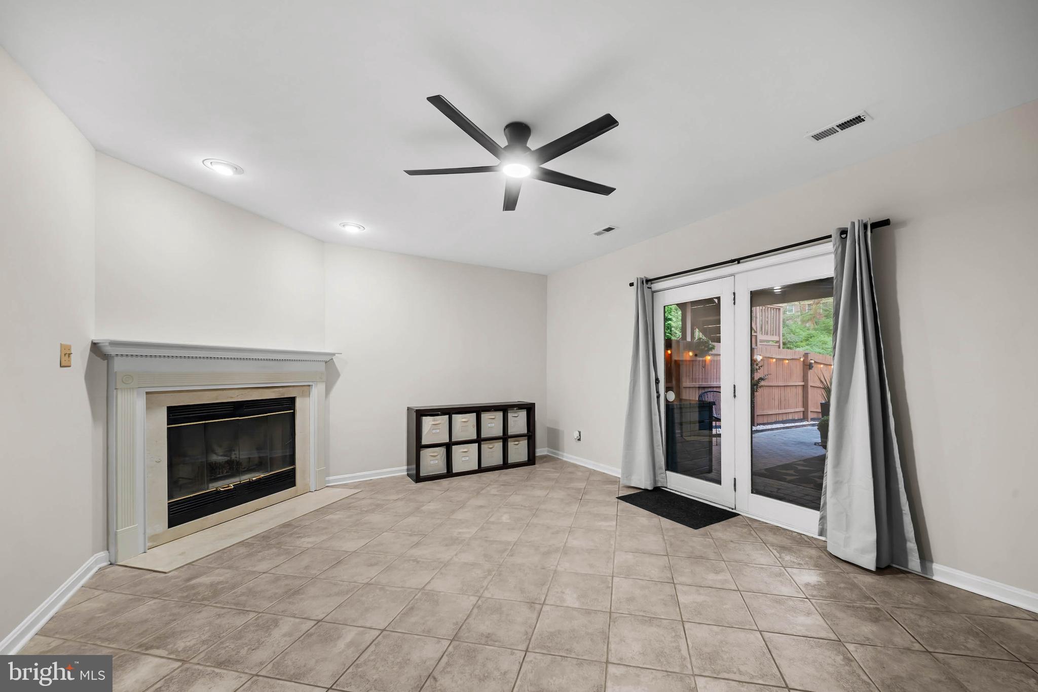 HUNTINGTON MANOR - Residential