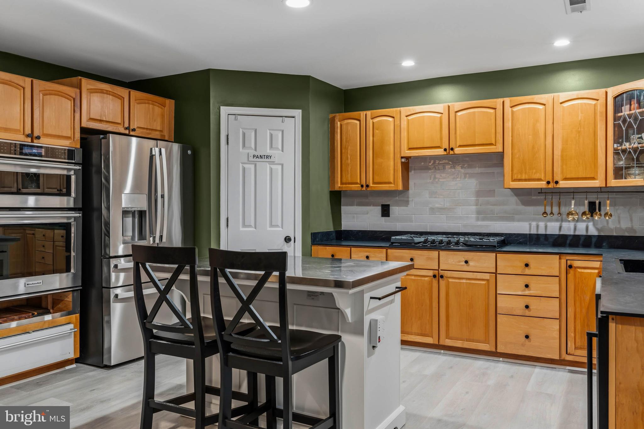 HUNTINGTON MANOR - Residential