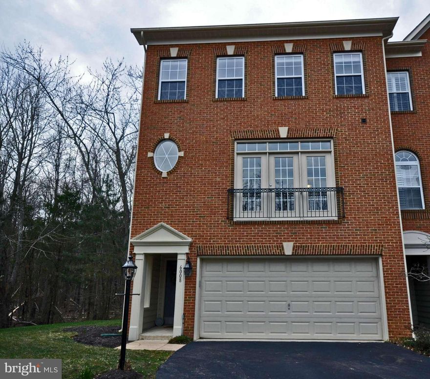 LUXURY END UNIT TOWNHOUSE.Open floor plan with lots of light! Backs to parkland. Large deck off Kit/FR. Kit. has SS appliances, 42" cabinets, Breakfast Nook. Custom blinds on each of the 37 windows! HDW floors in foyer, LR/DR,Bedrooms and Stairs. Laundry RM on BDR level. Private MBR has custom WIC and MBA w/dual vanities/soaking tub/sep shower. Dual Zone HVAC. 2013 interior painted. Move in Ready.