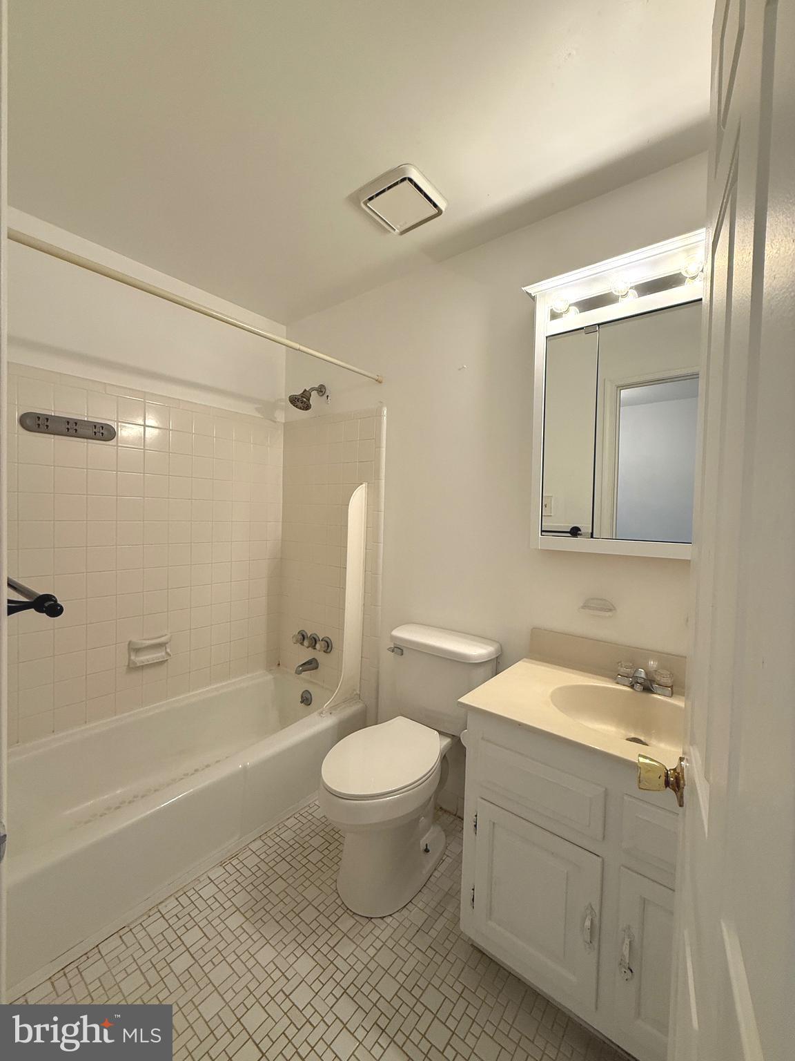 GREENVIEW VILLAGE - Residential Lease