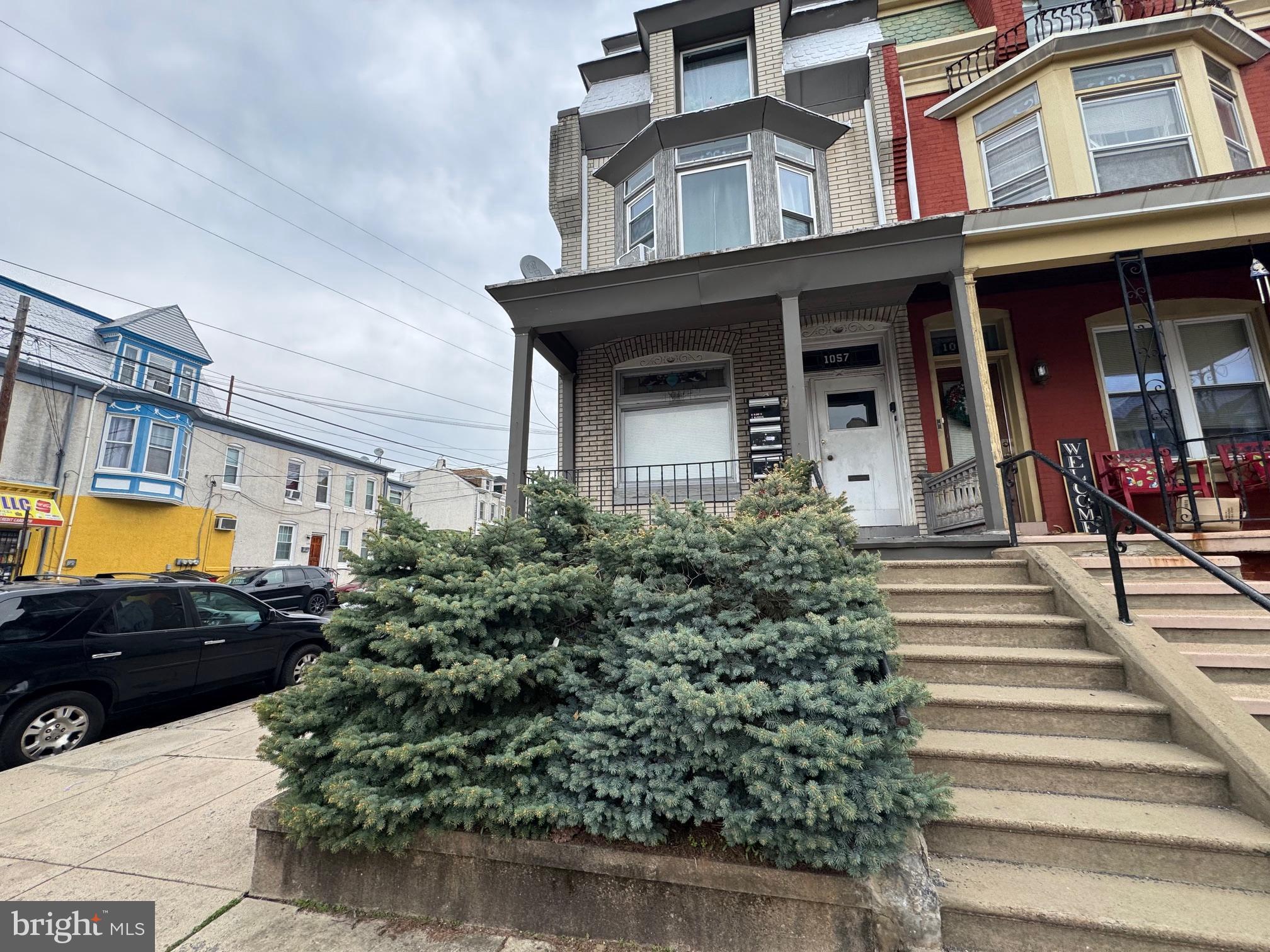 This fully renovated 3-bedroom, 1-bath first-floor unit sits on a corner lot, bringing in lots of natural light and a more open feel. Everything is brand new—kitchen, appliances, floors, and finishes. Enjoy the convenience of your own washer and dryer, plus super efficient gas heat and hot water to help keep utility costs down. Bright, modern, and move-in ready—it's a great place to call home!
Conveniently located near local amenities, shops, and entertainment options, this rental offers the perfect blend of comfort and convenience.
No pets. First month, last, and security deposit due at signing.
Open House Sunday 5/4 11-12. Call me to confirm your appointment!
Este apartamento totalmente renovado de 3 habitaciones y 1 baño, ubicado en el primer piso y en una esquina, recibe mucha luz natural y se siente más amplio. Todo es completamente nuevo: cocina, electrodomésticos, pisos y acabados. Disfruta la comodidad de tener tu propia lavadora y secadora, además de calefacción y agua caliente a gas súper eficientes para ayudarte a mantener bajos los costos de los servicios. Luminoso, moderno y listo para mudarte: ¡un excelente lugar para llamar hogar!
Ubicado convenientemente cerca de tiendas, restaurantes y opciones de entretenimiento, este alquiler ofrece la combinación perfecta de comodidad y conveniencia.
No se permiten mascotas. Se requiere el primer mes, el último mes y el depósito de seguridad al firmar el contrato.
Open House: Domingo 5/4 de 11 a 12. ¡Llama para confirmar tu cita!