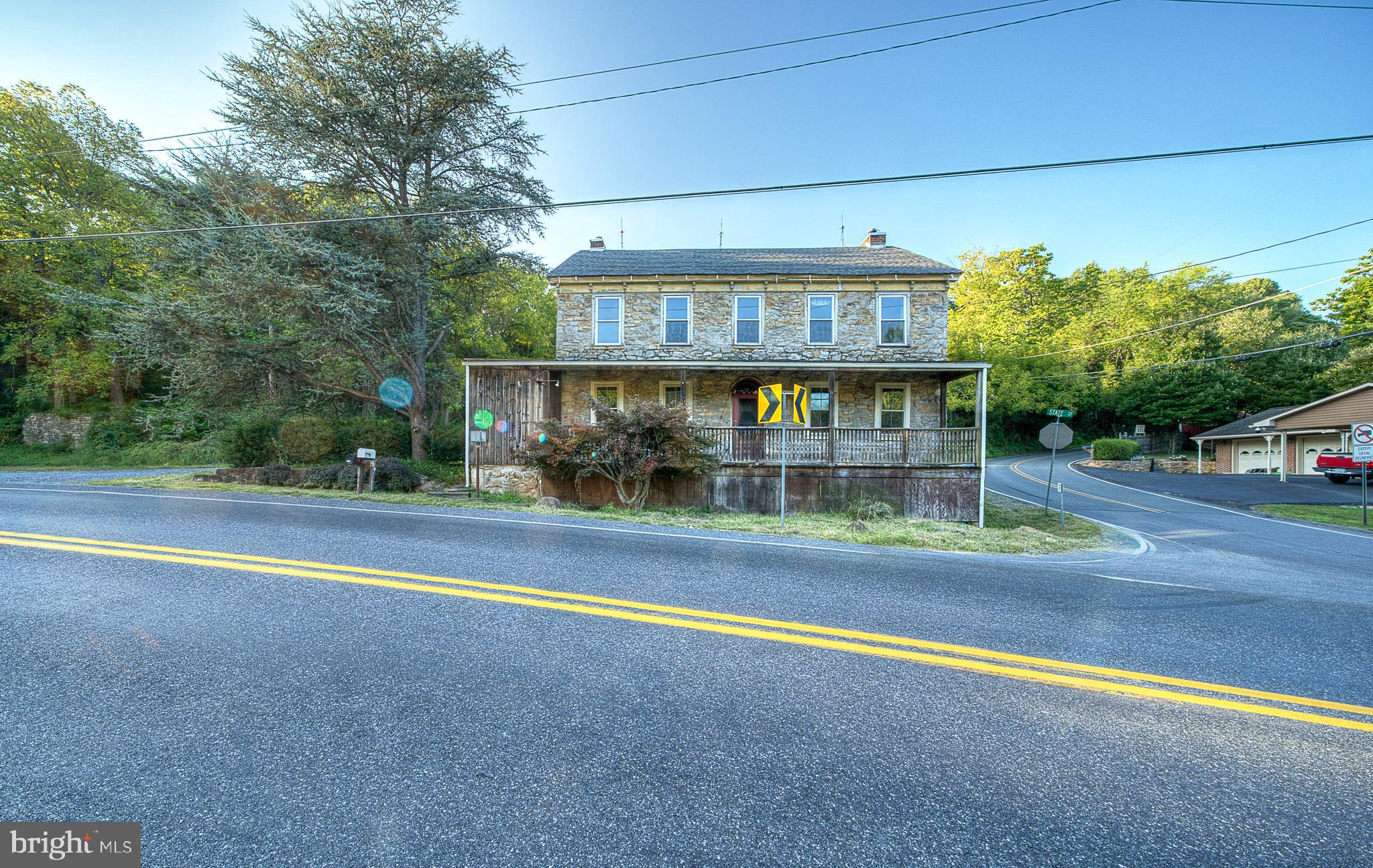 Main image without alt text