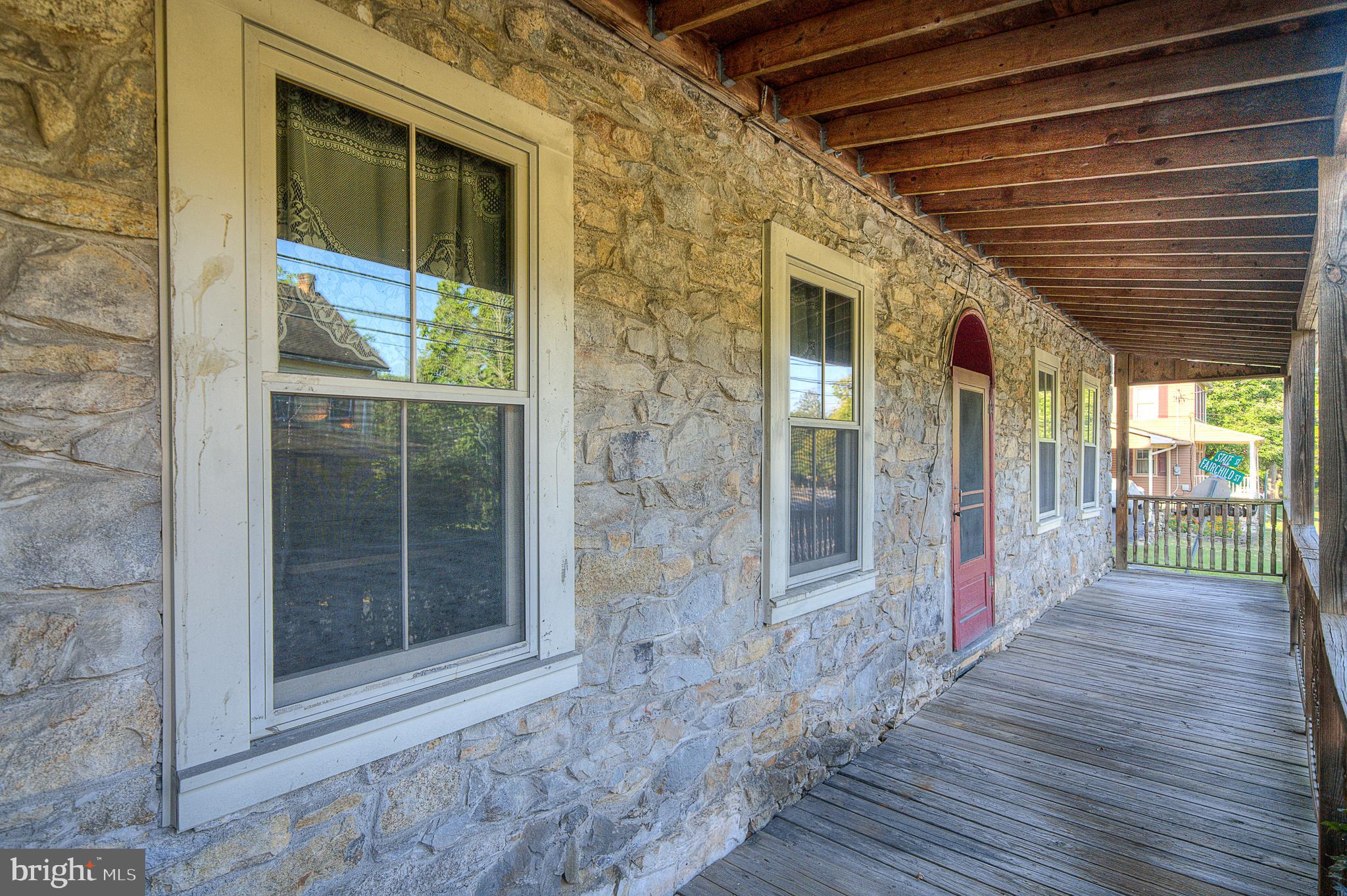 Main image without alt text