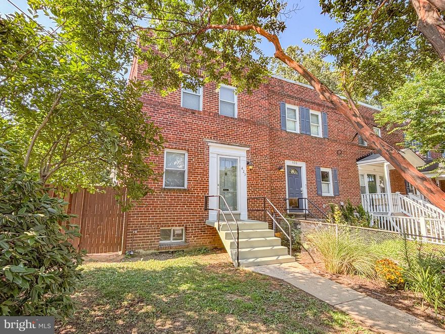 If this property had an historical figure to emulate that person would be Napoleon.  She lives bigger than she is but she is still BIG.  

Light-Filled End Unit in an Amazing Location!  This means extra outside and extra light.  

Tucked on a sunny corner lot, this charming 3-level end-unit townhome offers peaceful living and unbeatable convenience. Hardwood floors run through most of the home (with tile in the kitchen and baths), and the bright kitchen features granite counters, a large center island for prepping meals, updated appliances, and plenty of space to gather.  The kitchen is an addition of workmanship to be applauded !

Step outside to a fully fenced backyard—ideal for morning coffee, quiet evenings, or simply enjoying the outdoors.  And the Shed....That Shed: Tuck your bikes here, you kayak, your outdoor jam treasures, as it is that big.

Inside, there’s room to spread out across all three levels. Whether you need space to work from home, host guests, or just enjoy a little extra breathing room, this home delivers.  Painted, cleaned , and spiffed up to the hilt!  The lower level offers the precise versatility you would expect: Work out, Work from Home here, Guest Quarters, and more.  Imagine all the livable space with the three levels.

Everything about this townhouse has been thoughtfully improved with easy living and escape from day to day in mind.

-And the location? It’s hard to beat. You’re just minutes from:

-I-395, for easy access to DC, the Pentagon, and beyond

-DCA - perfect for weekend getaways or business travel

-Potomac Yard, where shopping, dining, and entertainment come together, and the METRO!  Yes, the METRO!

-Old Town Alexandria, with its historic charm, cobblestone streets, and waterfront restaurants

-Del Ray, home to cozy coffee shops, boutiques, and a vibrant farmers market

You’ll also be close to Metro stations, neighborhood parks, and scenic trails—everything that makes life in Alexandria so enjoyable.

If you're looking for a well cared for and thoughtfully updated place to call "home" for a year to three years with an unbeatable location ideally making life easier—you’ve found it at 425 Laverne Avenue.