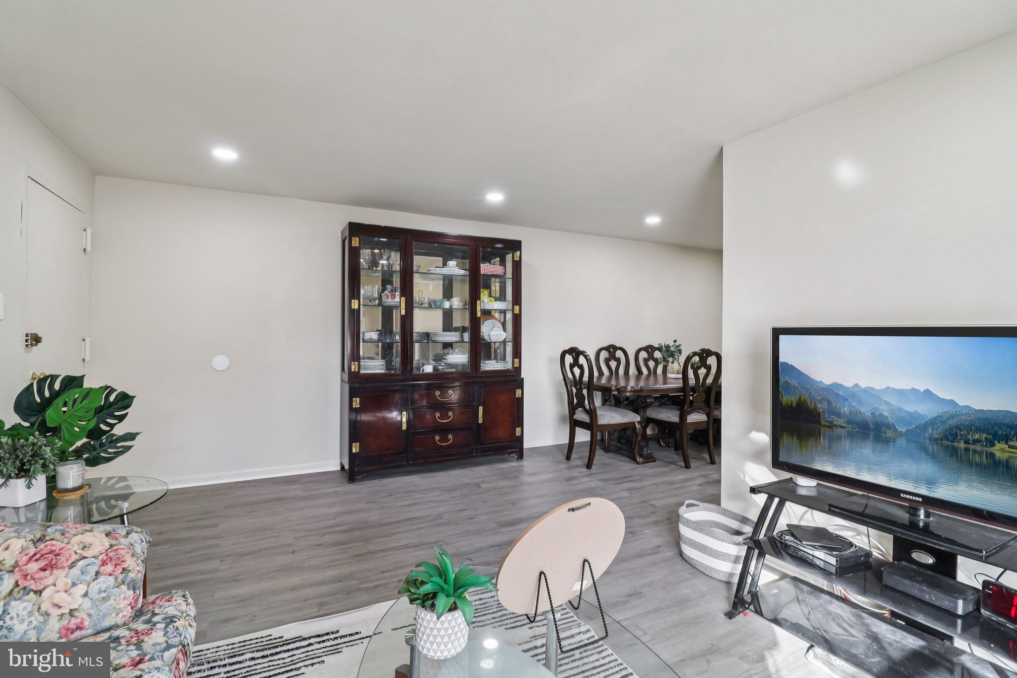 MAYFLOWER SQUARE - Residential