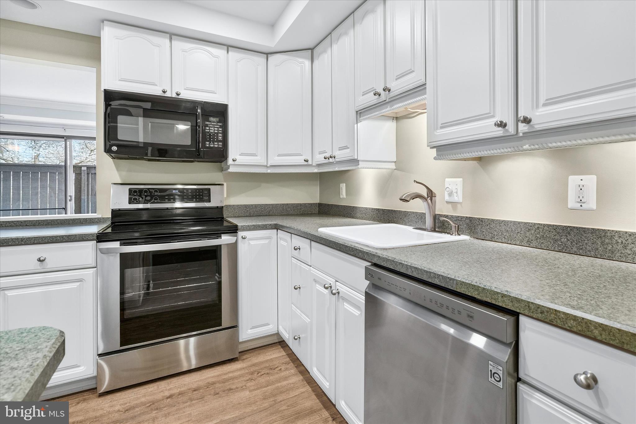 CENTER COURT - Residential