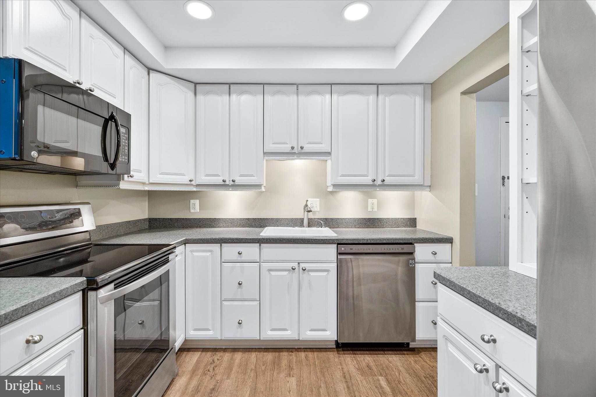 CENTER COURT - Residential