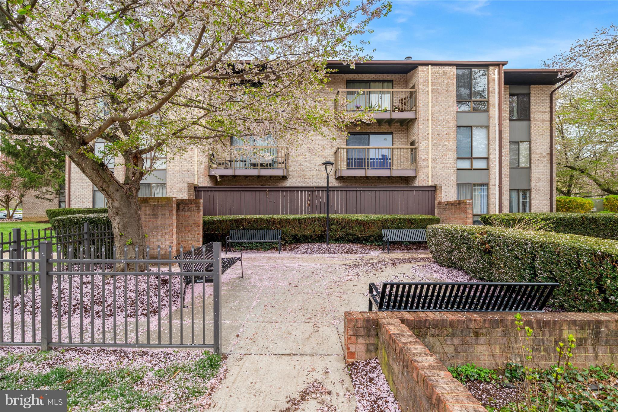 CENTER COURT - Residential