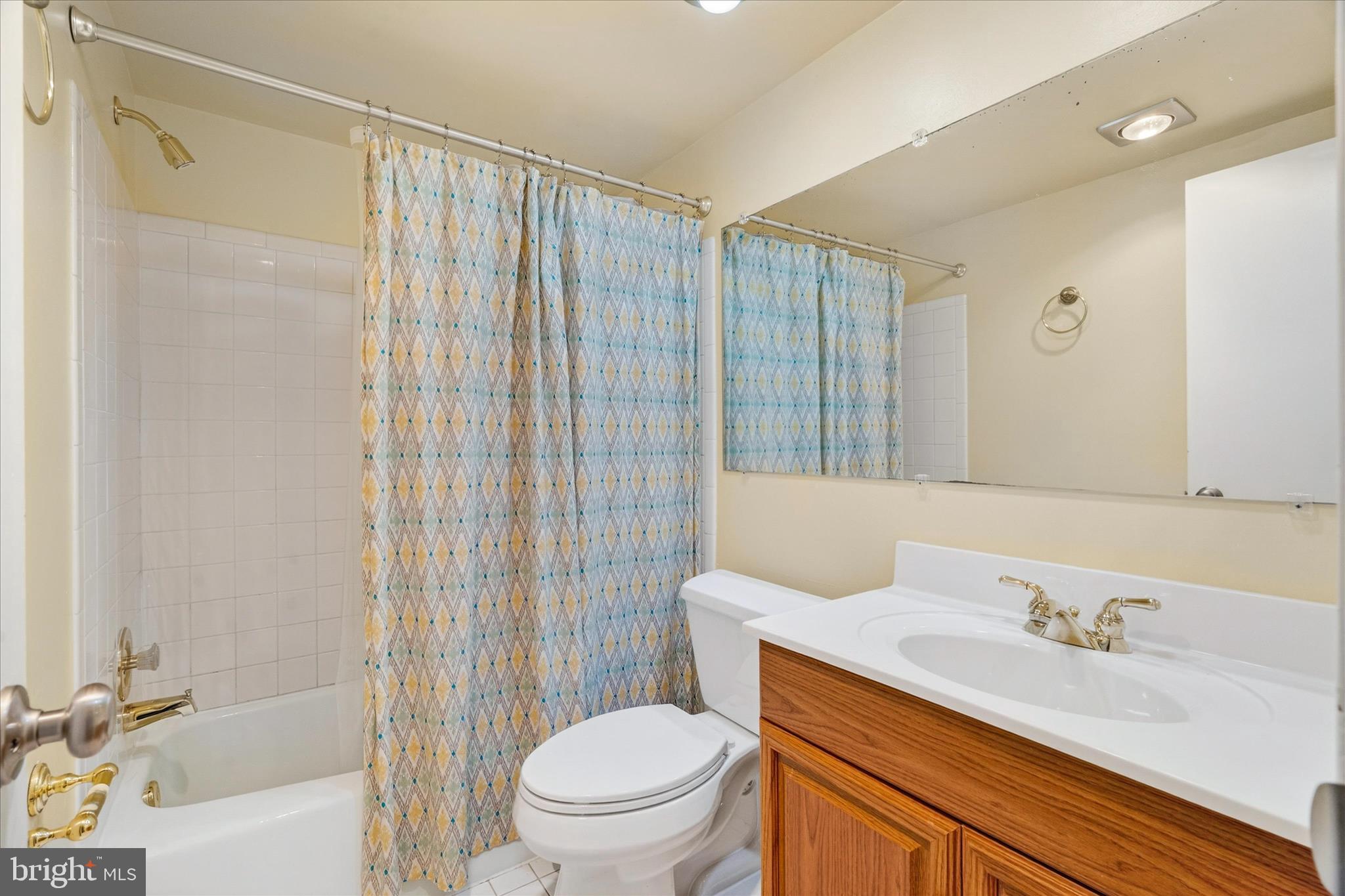 CENTER COURT - Residential