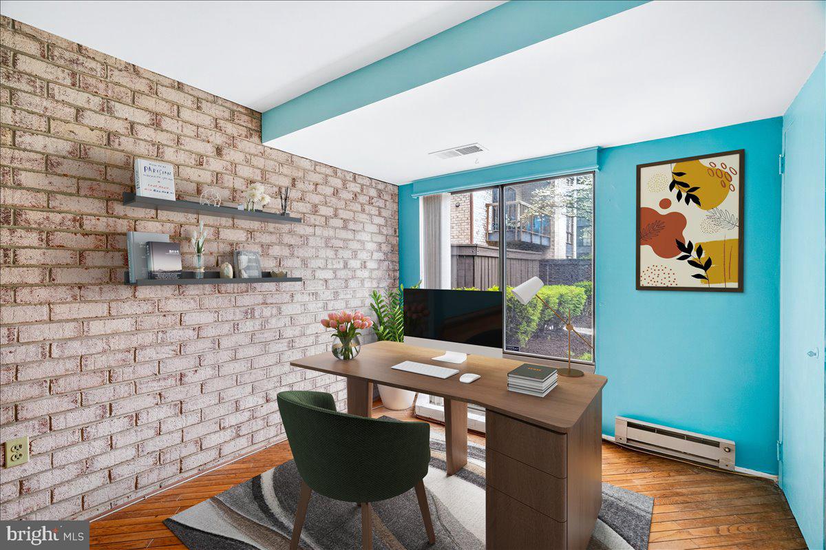 CENTER COURT - Residential