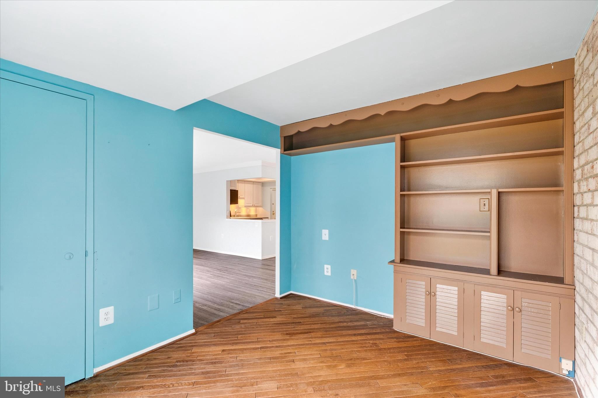 CENTER COURT - Residential