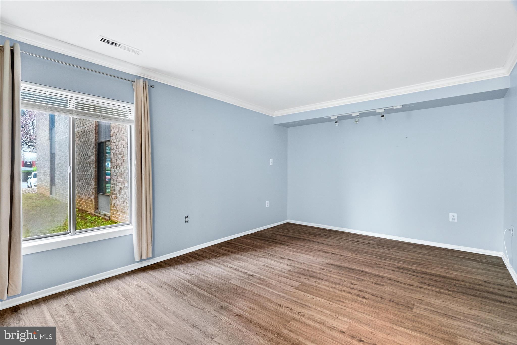 CENTER COURT - Residential