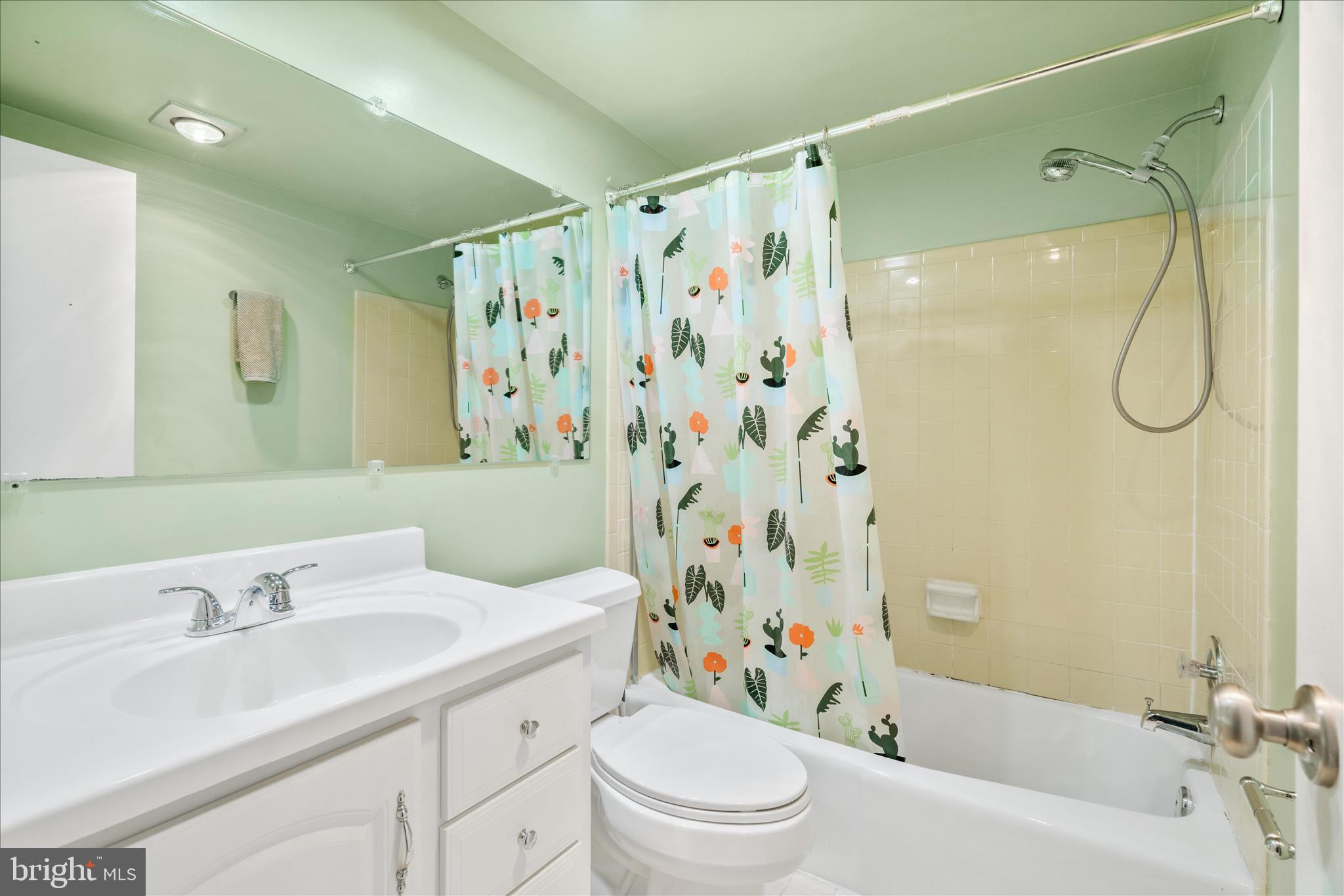 CENTER COURT - Residential