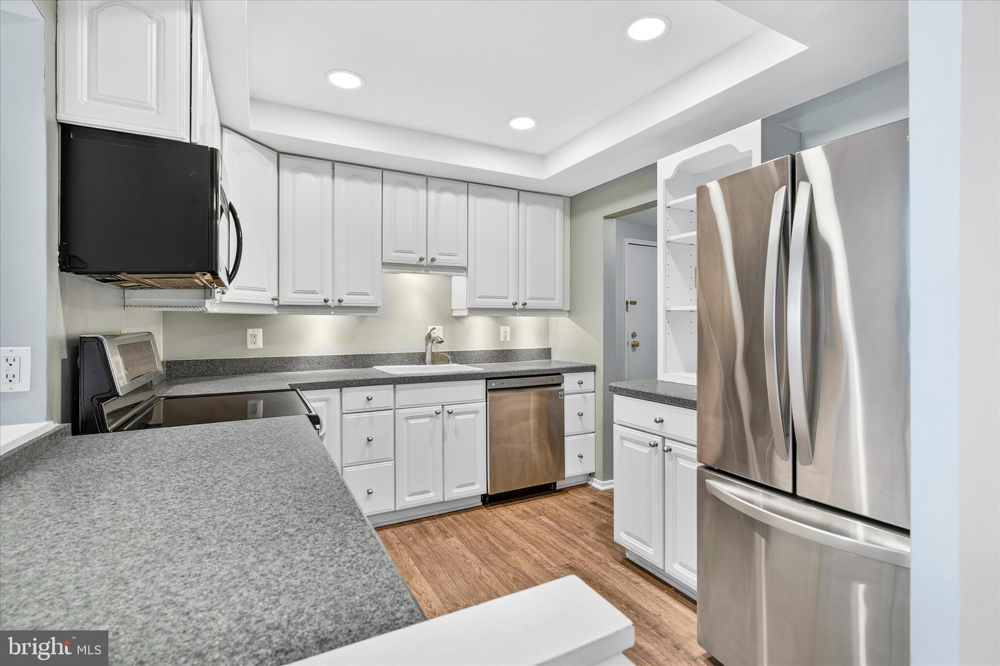 CENTER COURT - Residential