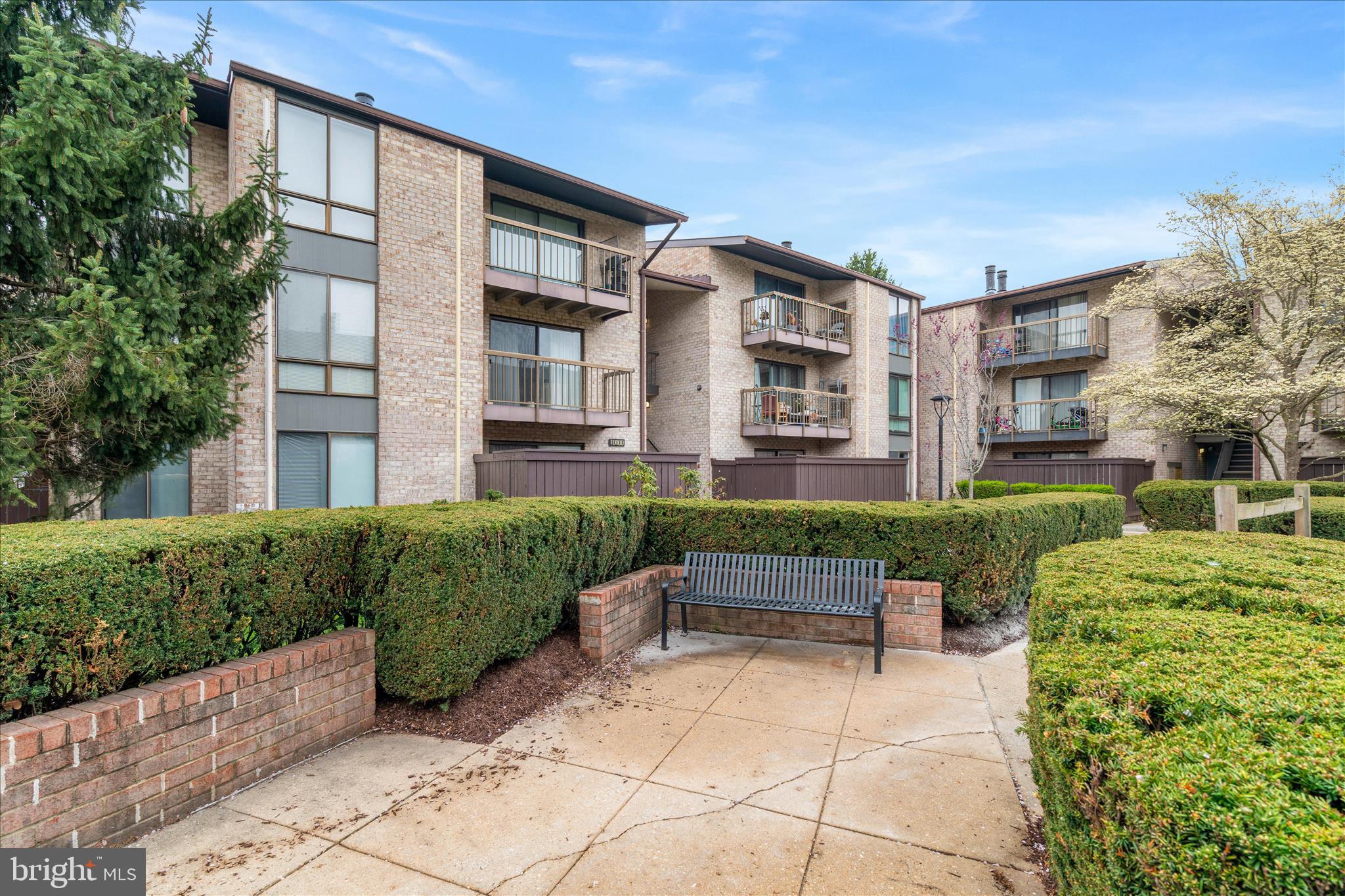 CENTER COURT - Residential