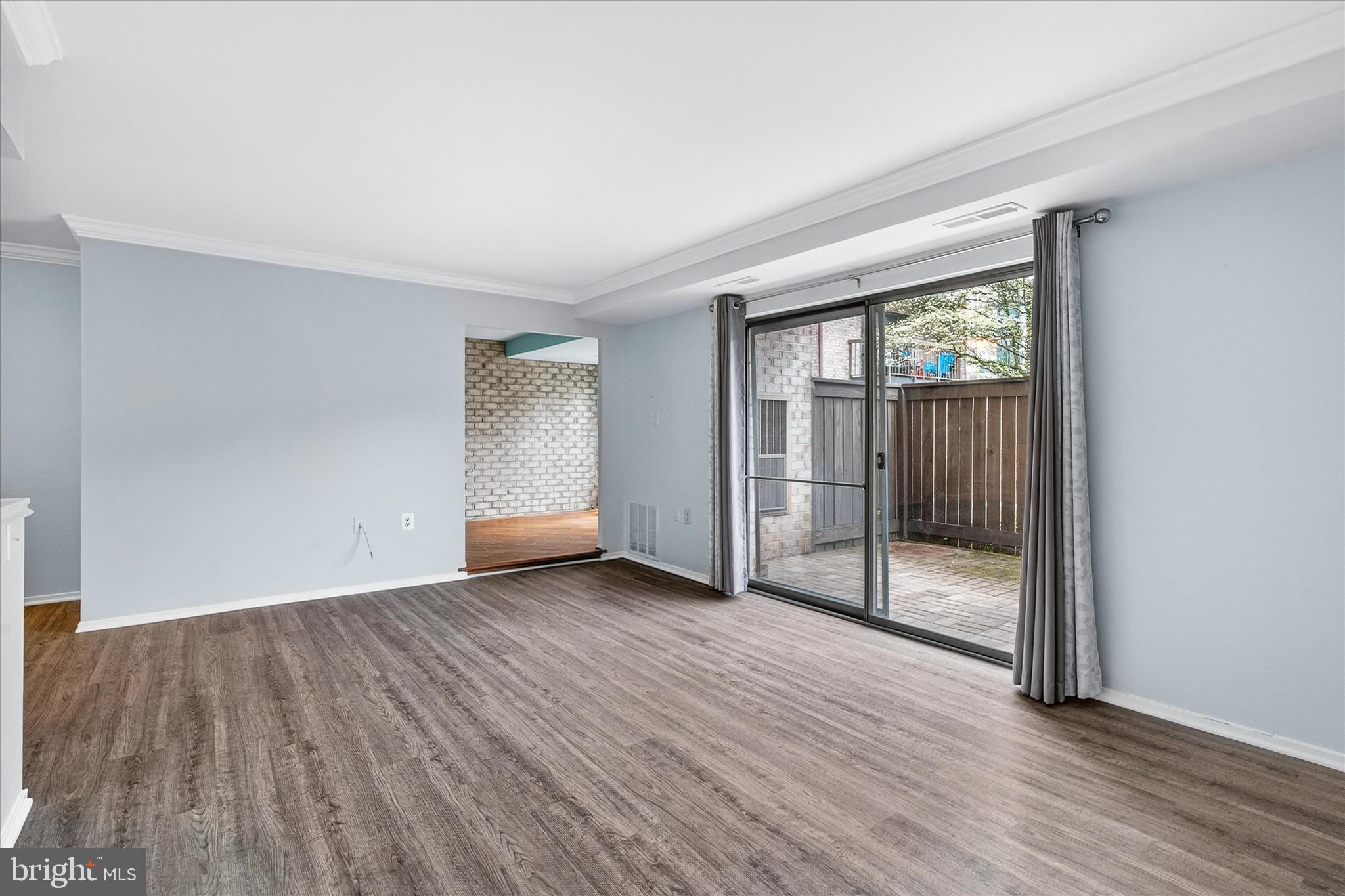 CENTER COURT - Residential