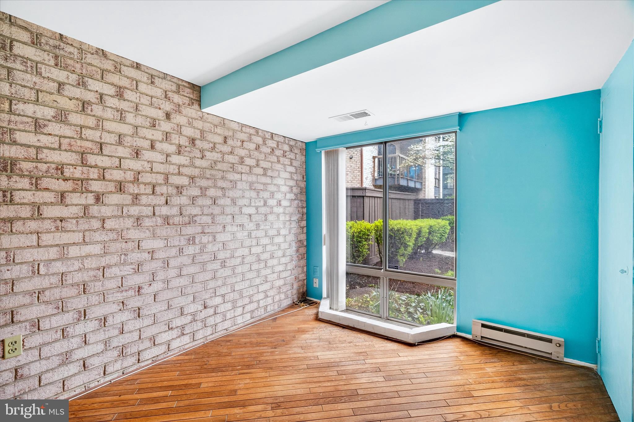 CENTER COURT - Residential