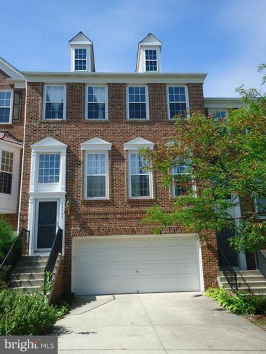 ALL FINISHED 3 LEVELS, SPACIOUS, BRIGHT AND CLEAN, 9'CEILING & UPDATES GALORE. OVER 2000 SQ. FT. 2 CAR GARAGE, FENCED YARD AND WALKOUT BASEMENT, COZY SETTING, NEAR SHOPS AND  MAJOR ROADS, VACANT AND READY TO MOVE IN. NO PET, NO SMOKING, PLEASE.