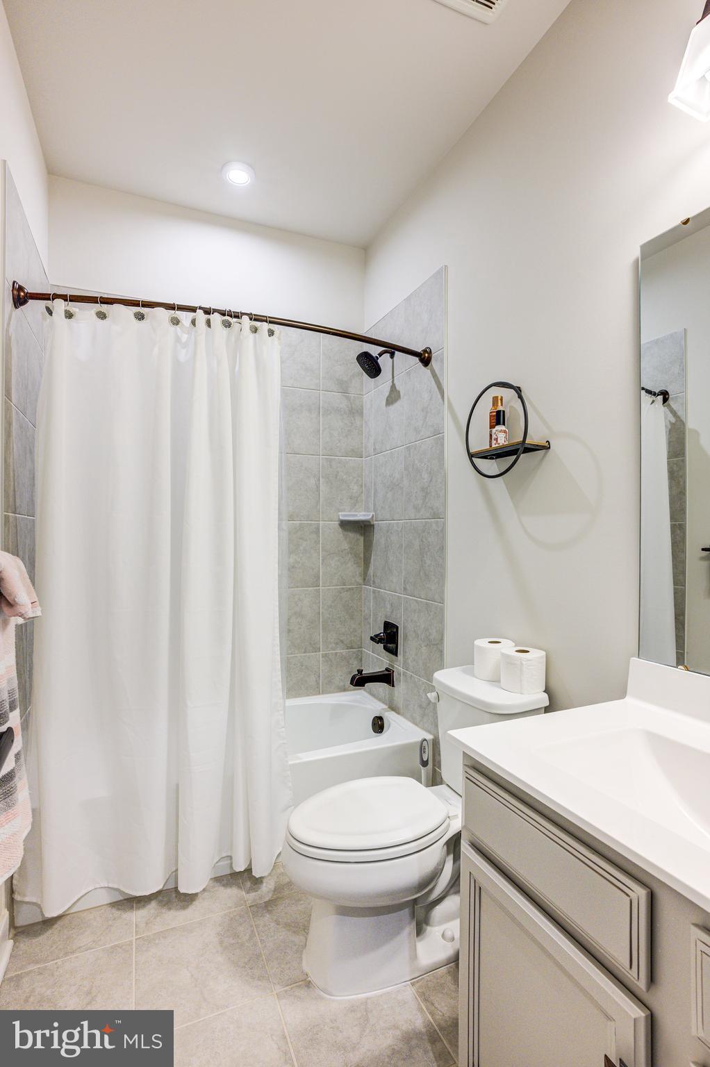 OAKDALE VILLAGE - Residential