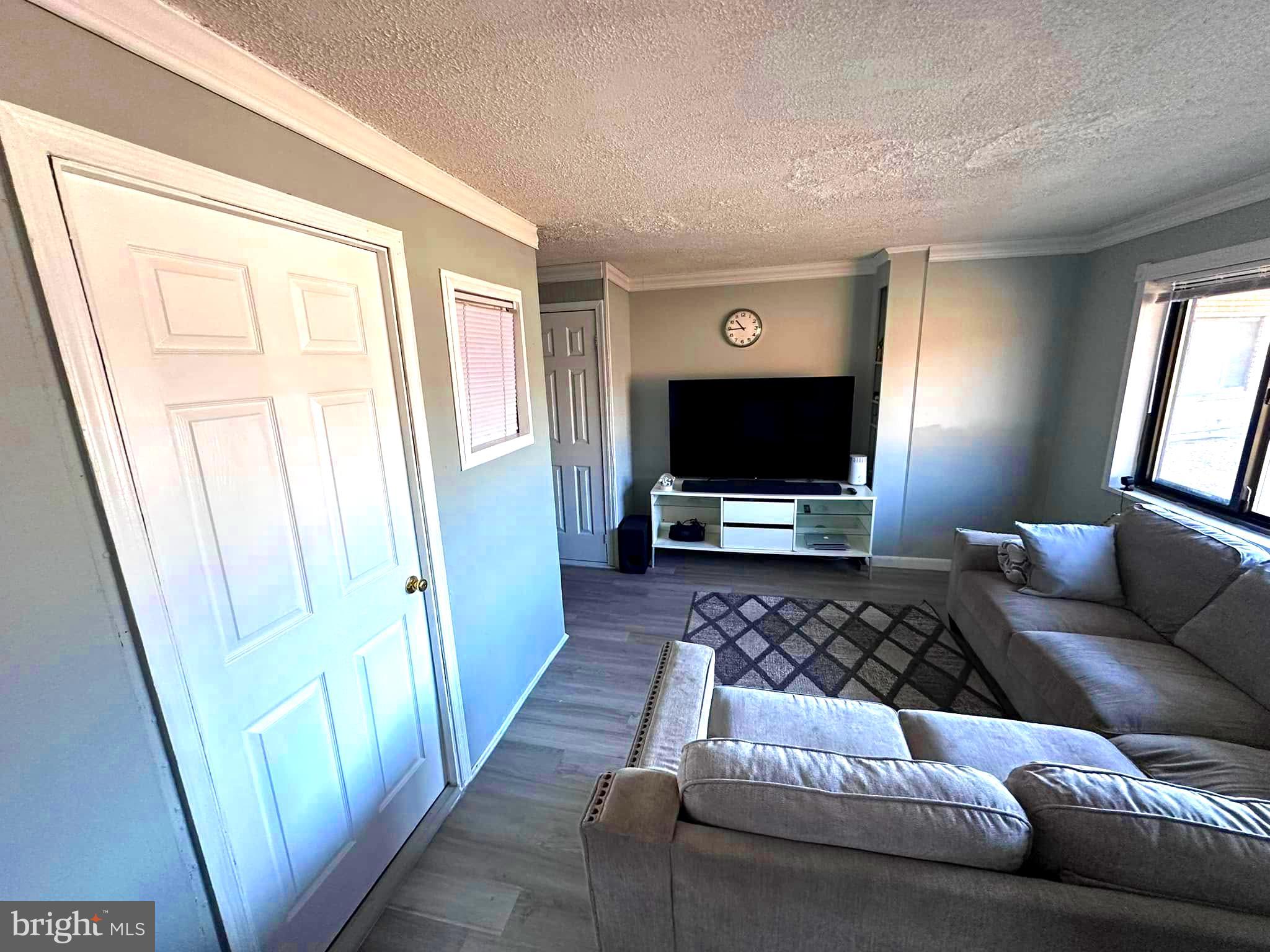 Charming 1-bedroom condo with an additional den, perfect for comfortable living or as an investment opportunity. Please note, this condo is not FHA-approved and requires a CASH or Hard Money purchase. Proof of funds must accompany all offers. The monthly condo fee conveniently includes all utilities—water, gas, and electricity. Don't miss out on this great opportunity!