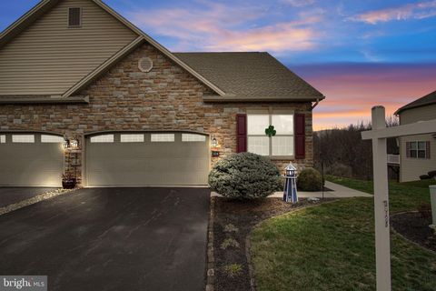 Townhouse For Sale - 104 Crest View<br/> CARLISLE, PA 17013